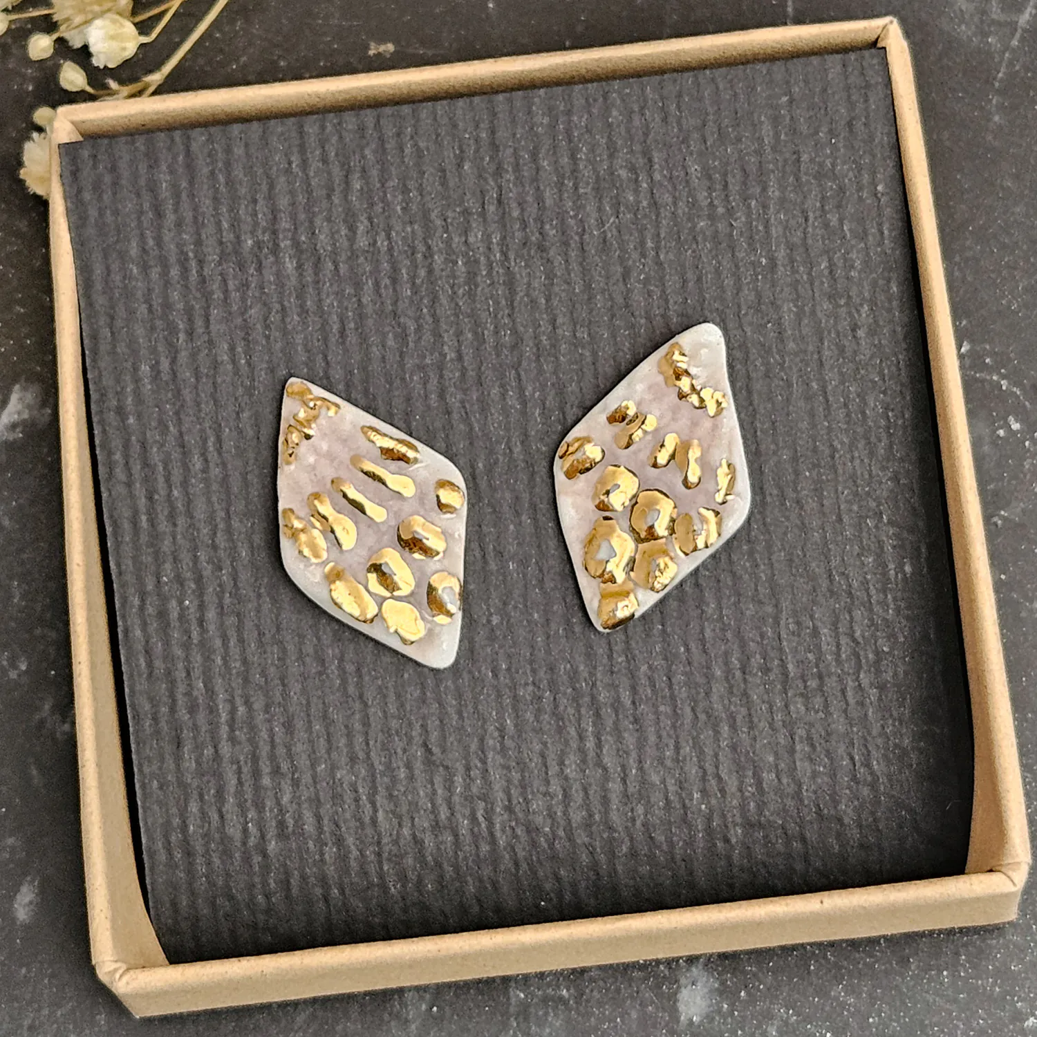 Rose pink fine ceramic porcelain hypoallergenic stud designer earrings for sensitive ears with 22k gold plating - embossed crocheted pattern - Image 4