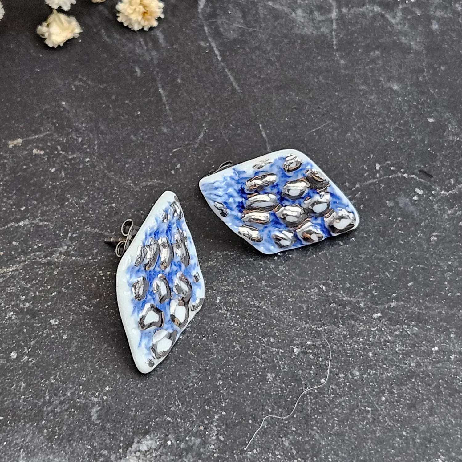 Cobalt blue fine ceramic porcelain hypoallergenic stud designer earrings for sensitive ears with silver accents (white gold) - embossed crocheted pattern - Image 2