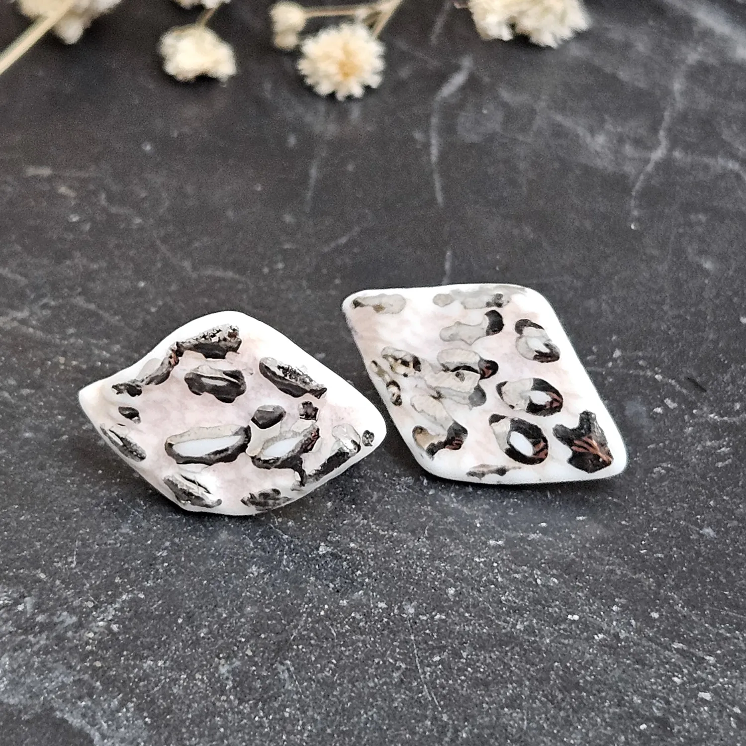Rose pink fine ceramic porcelain hypoallergenic stud designer earrings for sensitive ears with silver accents (white gold) - embossed crocheted pattern - Image 2