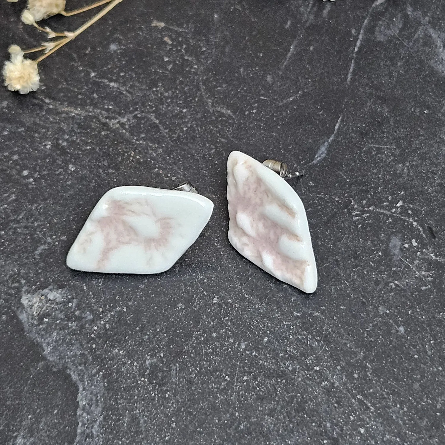 Rose pink fine ceramic porcelain hypoallergenic stud designer earrings for sensitive ears - embossed crocheted pattern - Image 2