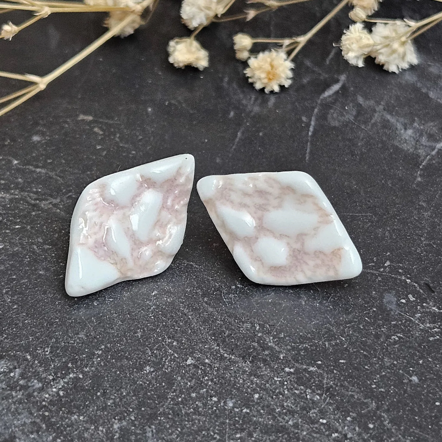 Rose pink fine ceramic porcelain hypoallergenic stud designer earrings for sensitive ears - embossed crocheted pattern - Image 2
