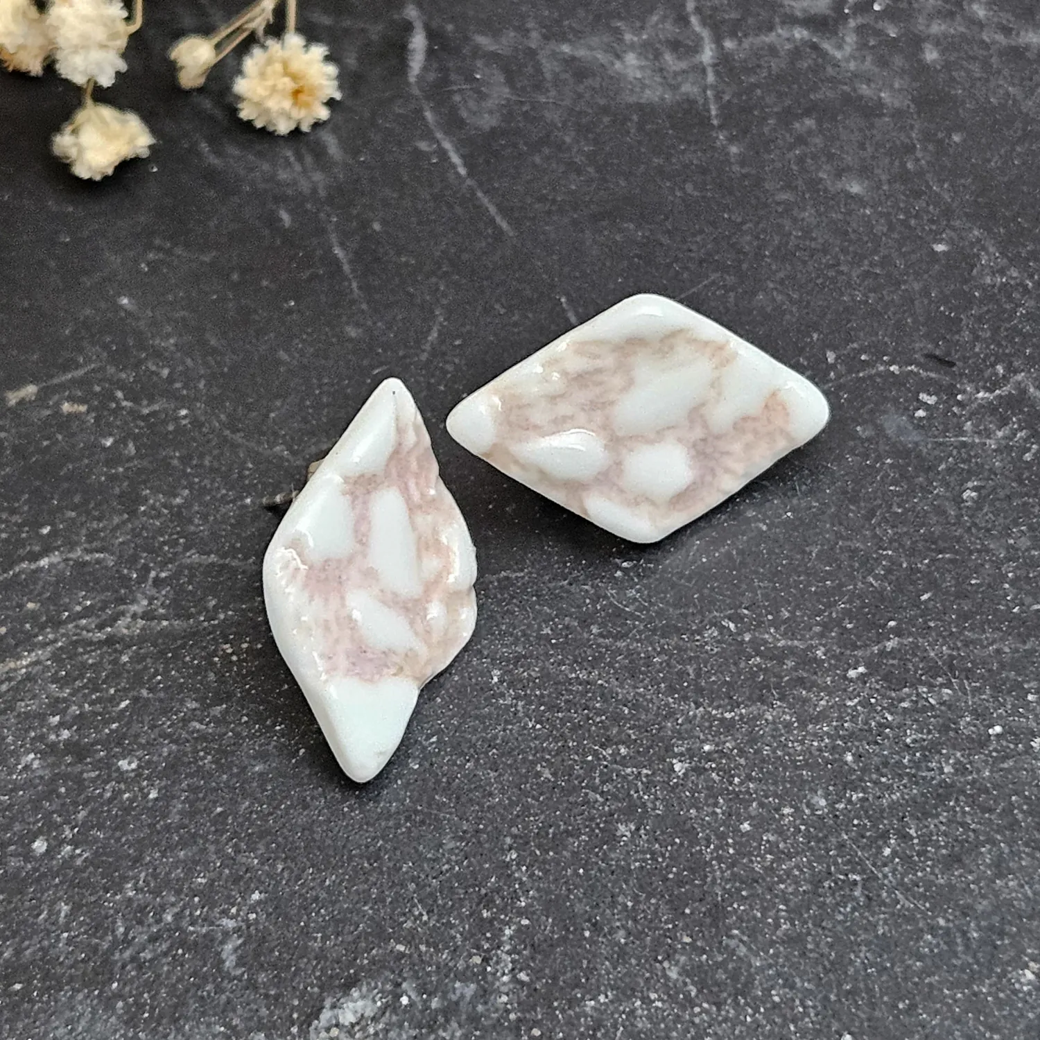 Rose pink fine ceramic porcelain hypoallergenic stud designer earrings for sensitive ears - embossed crocheted pattern - Image 3