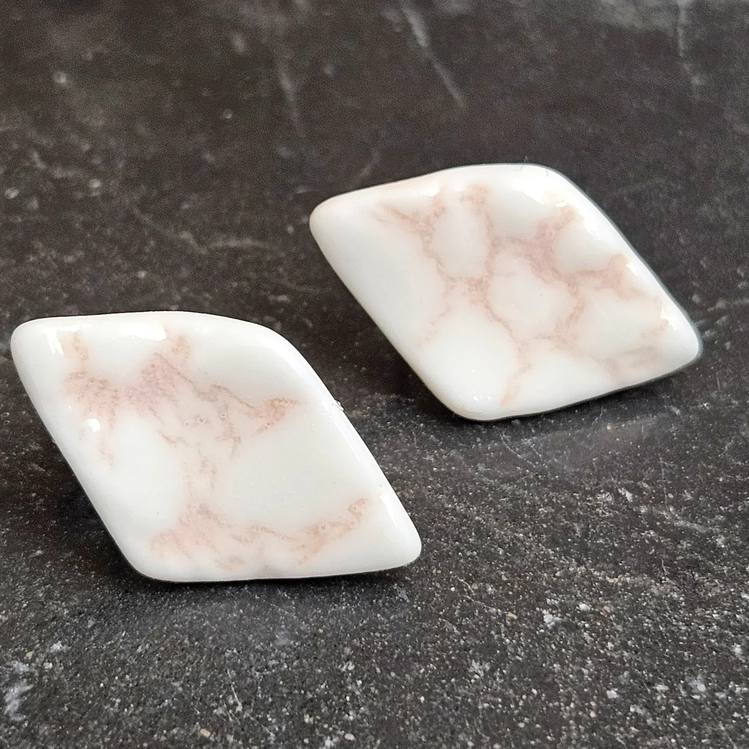 Rose pink fine ceramic porcelain hypoallergenic stud designer earrings for sensitive ears - embossed crocheted pattern - Image 3