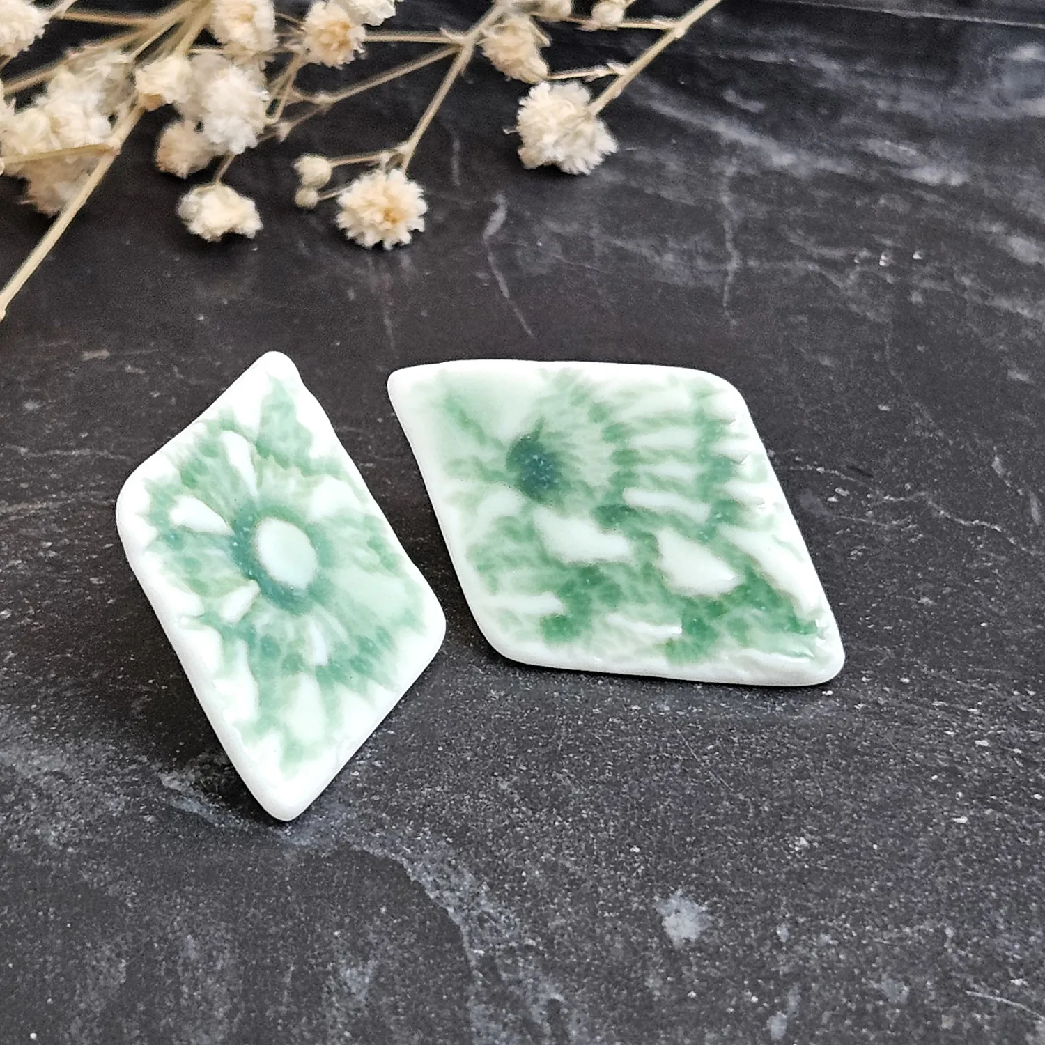 Emerald green fine ceramic porcelain hypoallergenic stud designer earrings for sensitive ears - embossed crocheted pattern - Image 2