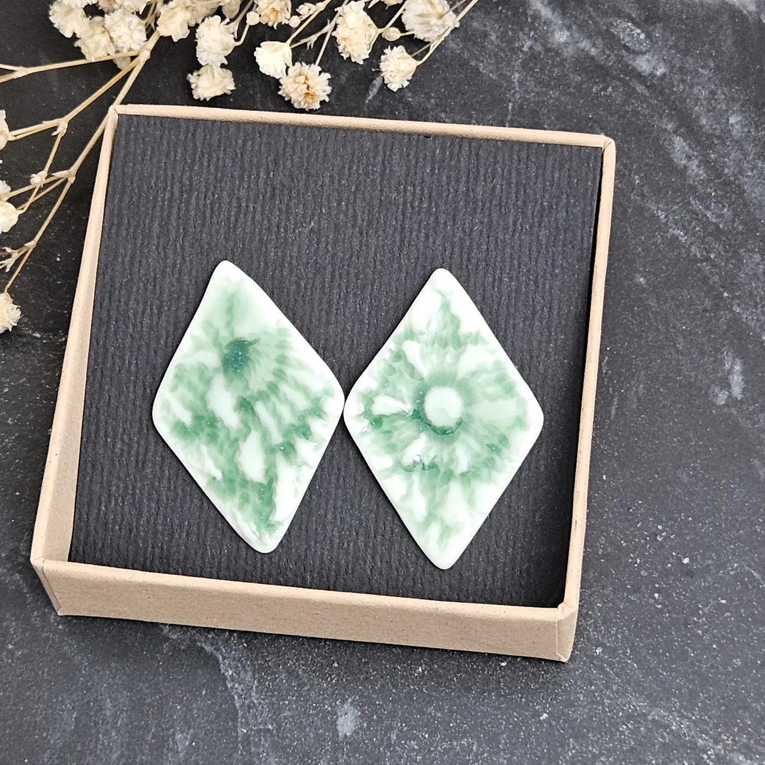 Emerald green fine ceramic porcelain hypoallergenic stud designer earrings for sensitive ears - embossed crocheted pattern - Image 4