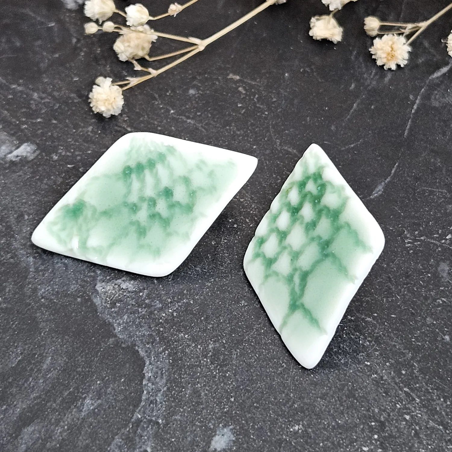 Emerald green fine ceramic porcelain hypoallergenic stud designer earrings for sensitive ears - embossed crocheted pattern - Image 2