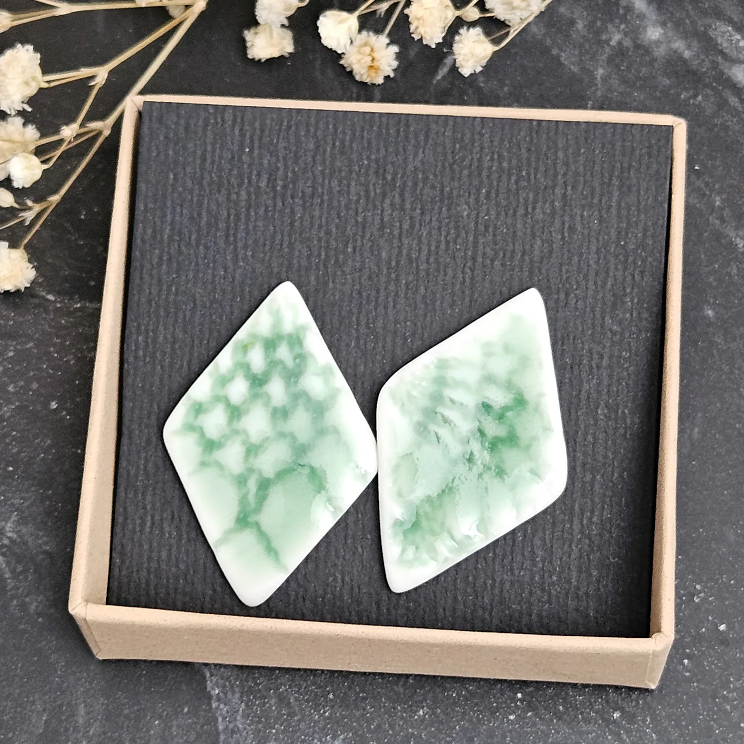 Emerald green fine ceramic porcelain hypoallergenic stud designer earrings for sensitive ears - embossed crocheted pattern - Image 4