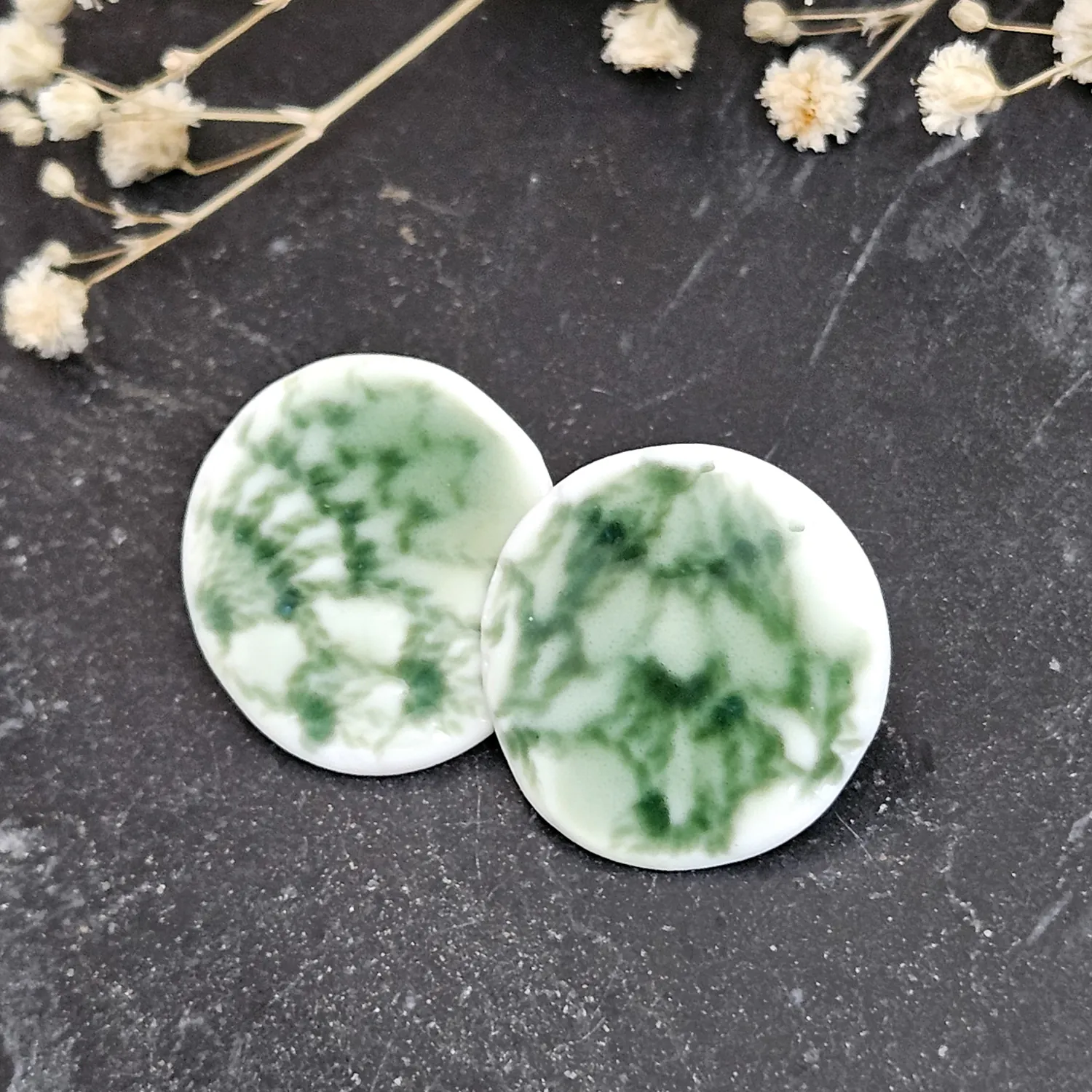 Emerald green fine ceramic porcelain hypoallergenic stud designer earrings for sensitive ears - embossed crocheted pattern - Image 2