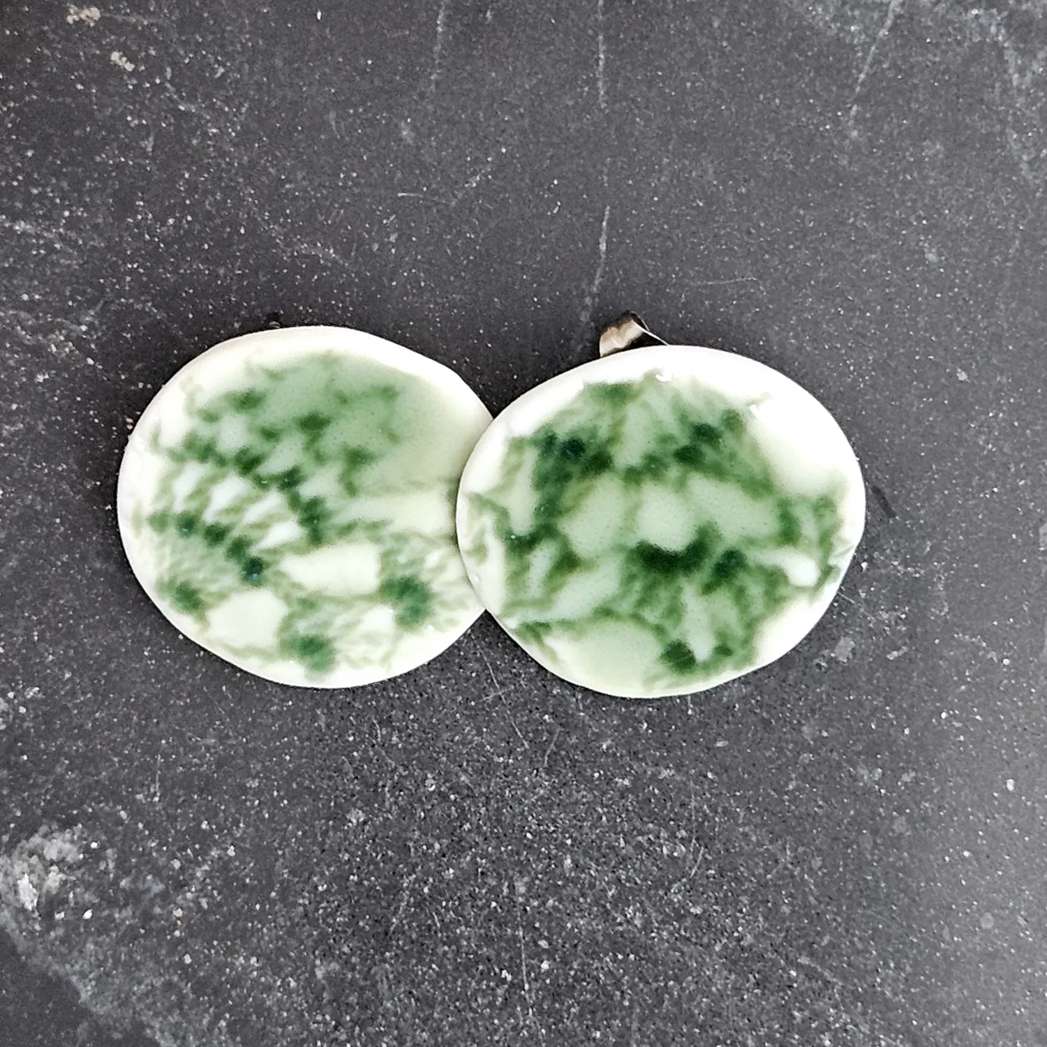 Emerald green fine ceramic porcelain hypoallergenic stud designer earrings for sensitive ears - embossed crocheted pattern - Image 3