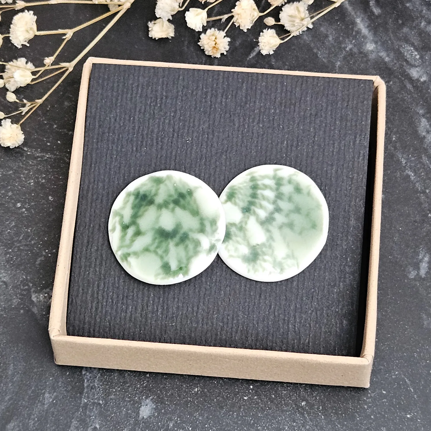 Emerald green fine ceramic porcelain hypoallergenic stud designer earrings for sensitive ears - embossed crocheted pattern - Image 5