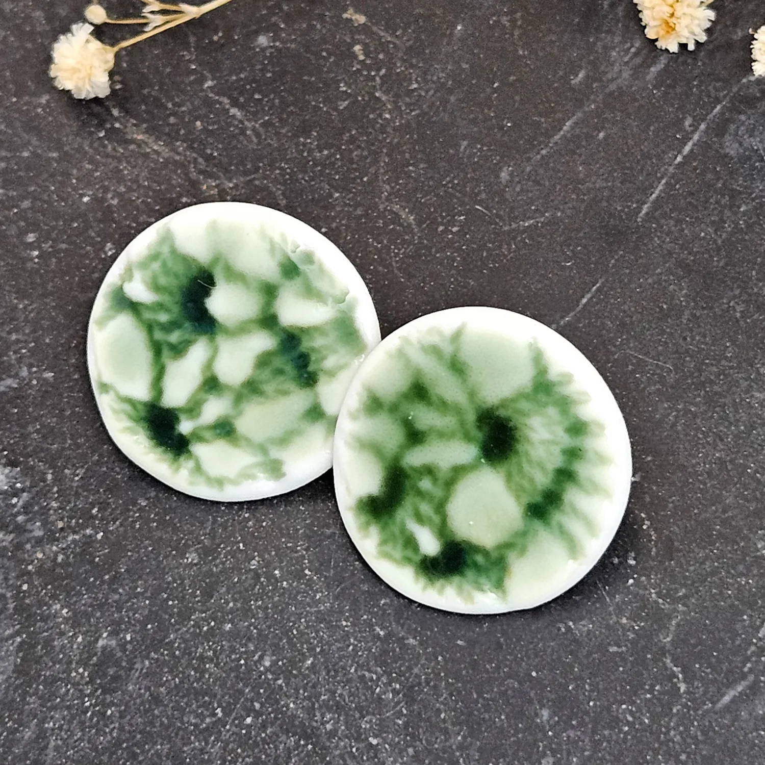 Emerald green fine ceramic porcelain hypoallergenic stud designer earrings for sensitive ears - embossed crocheted pattern - Image 2