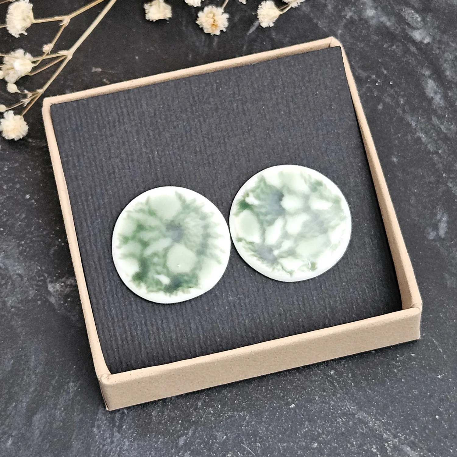 Emerald green fine ceramic porcelain hypoallergenic stud designer earrings for sensitive ears - embossed crocheted pattern - Image 4