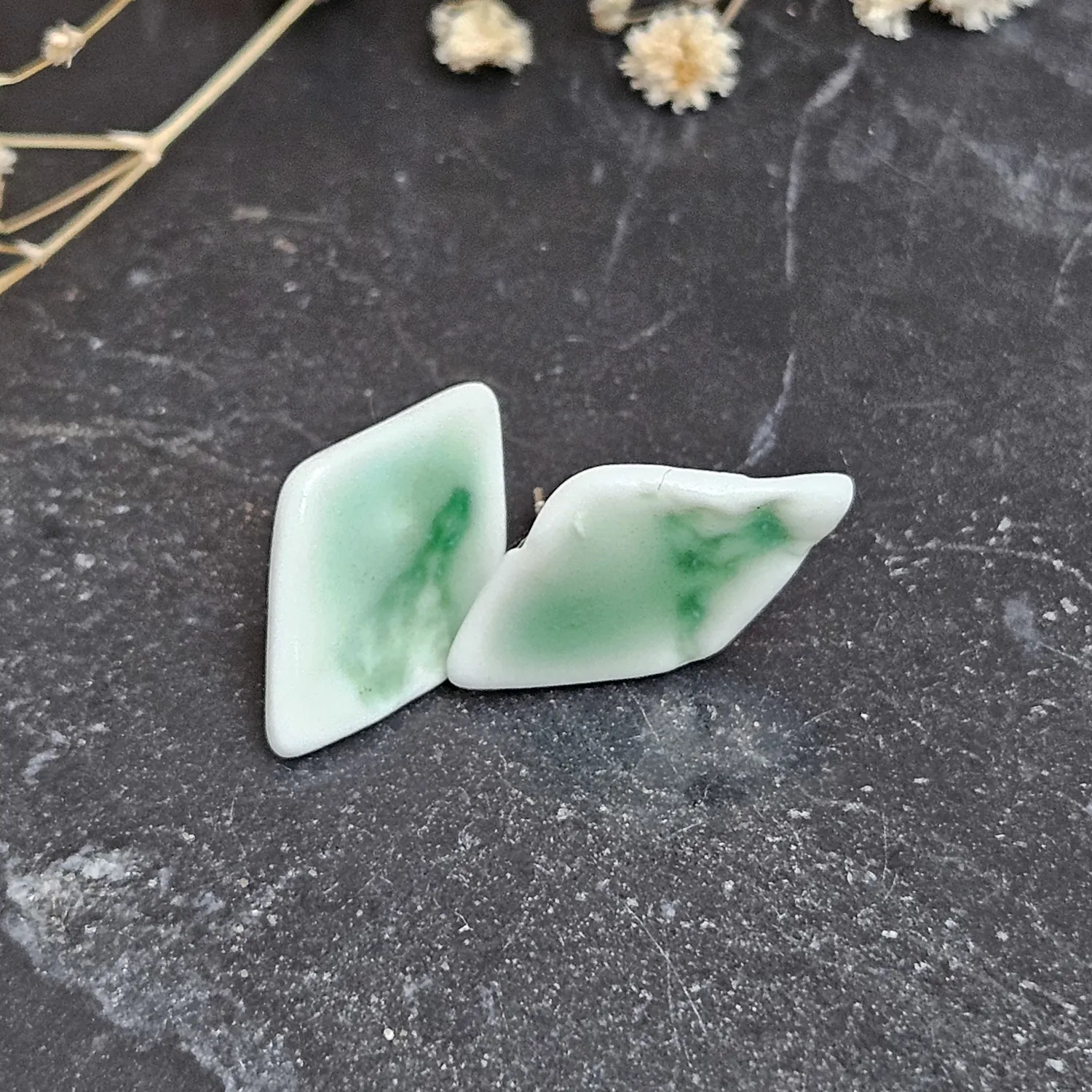 Emerald green fine ceramic porcelain hypoallergenic stud designer earrings for sensitive ears - embossed crocheted pattern - Image 2