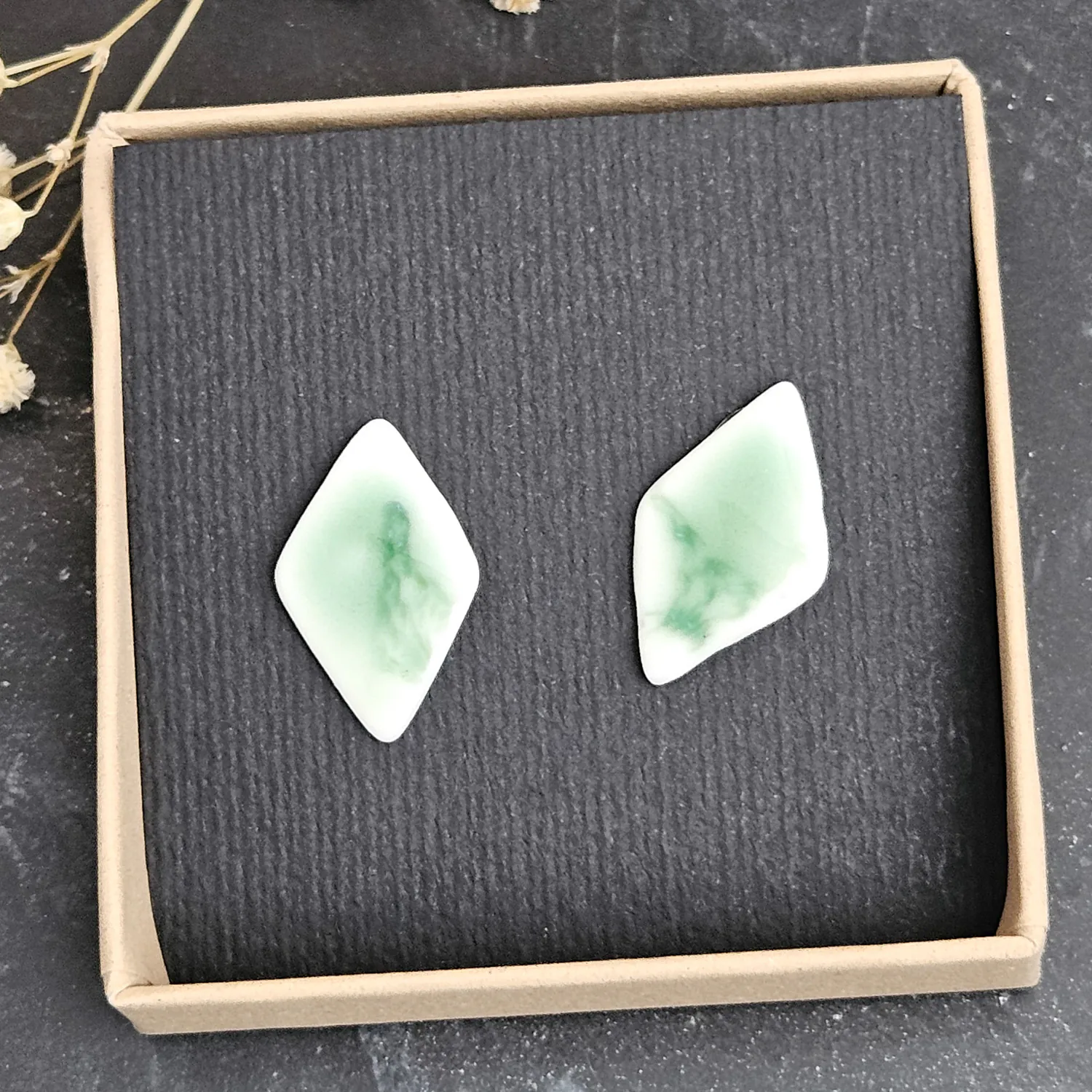 Emerald green fine ceramic porcelain hypoallergenic stud designer earrings for sensitive ears - embossed crocheted pattern - Image 4