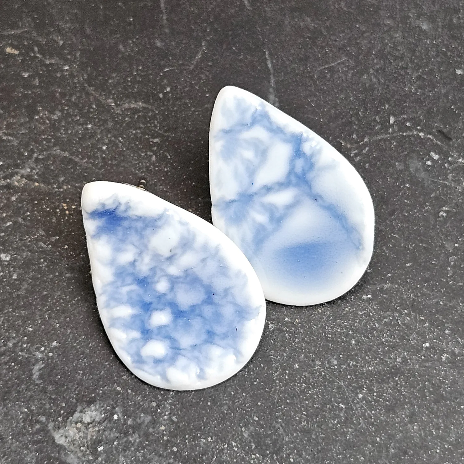 Cobalt blue fine ceramic porcelain hypoallergenic stud designer earrings for sensitive ears - embossed crocheted pattern - Image 2