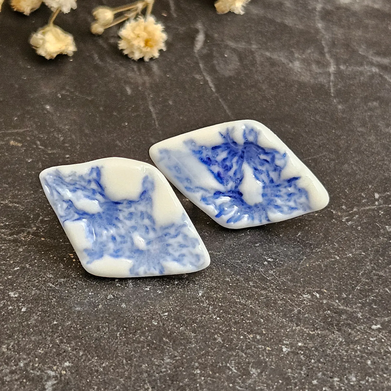 Cobalt blue fine ceramic porcelain hypoallergenic stud designer earrings for sensitive ears - embossed crocheted pattern - Image 3