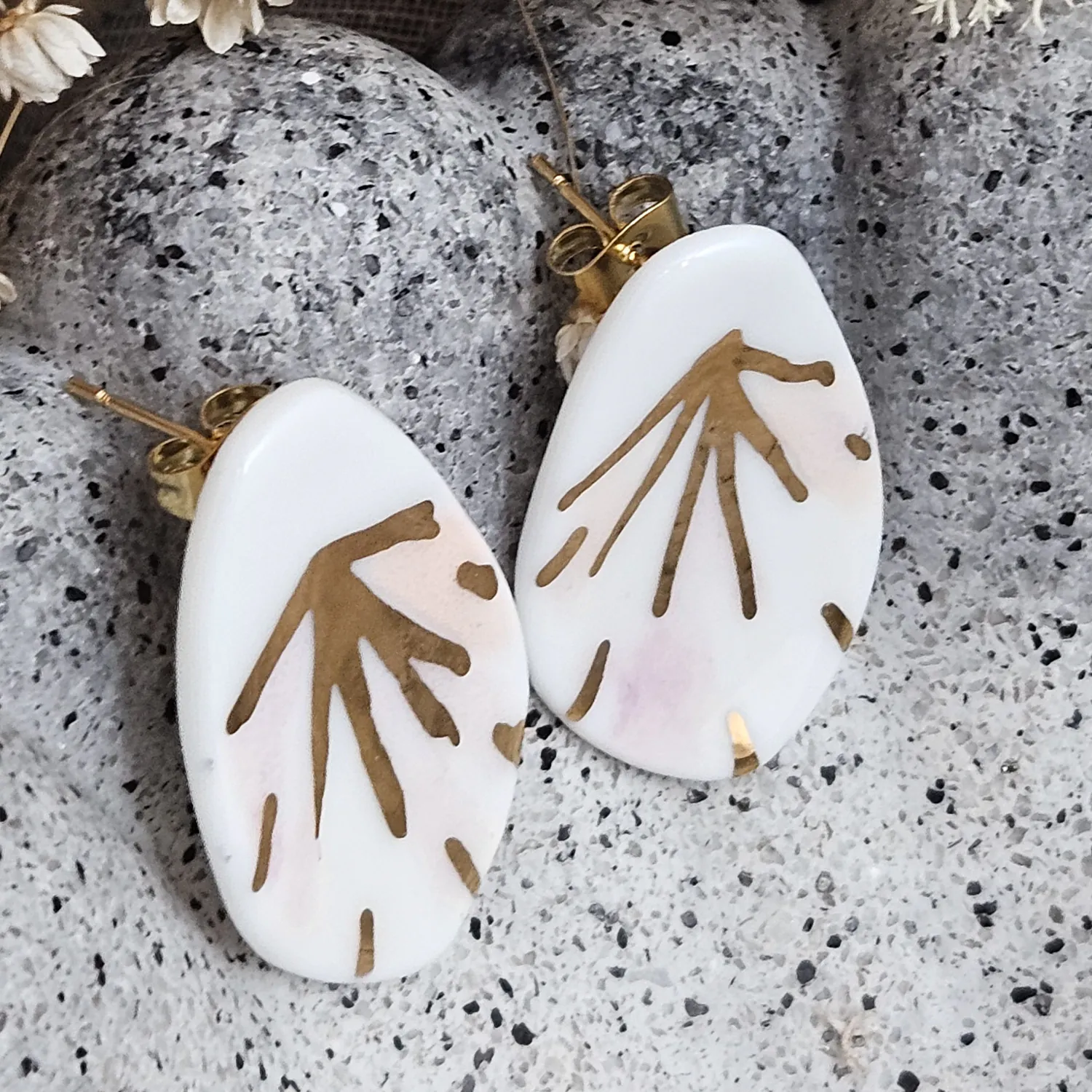 Rose pink fine ceramic porcelain hypoallergenic stud designer earrings for sensitive ears - hand-painted artisan geometric shell pattern with 22k gold plating - obrazek 2