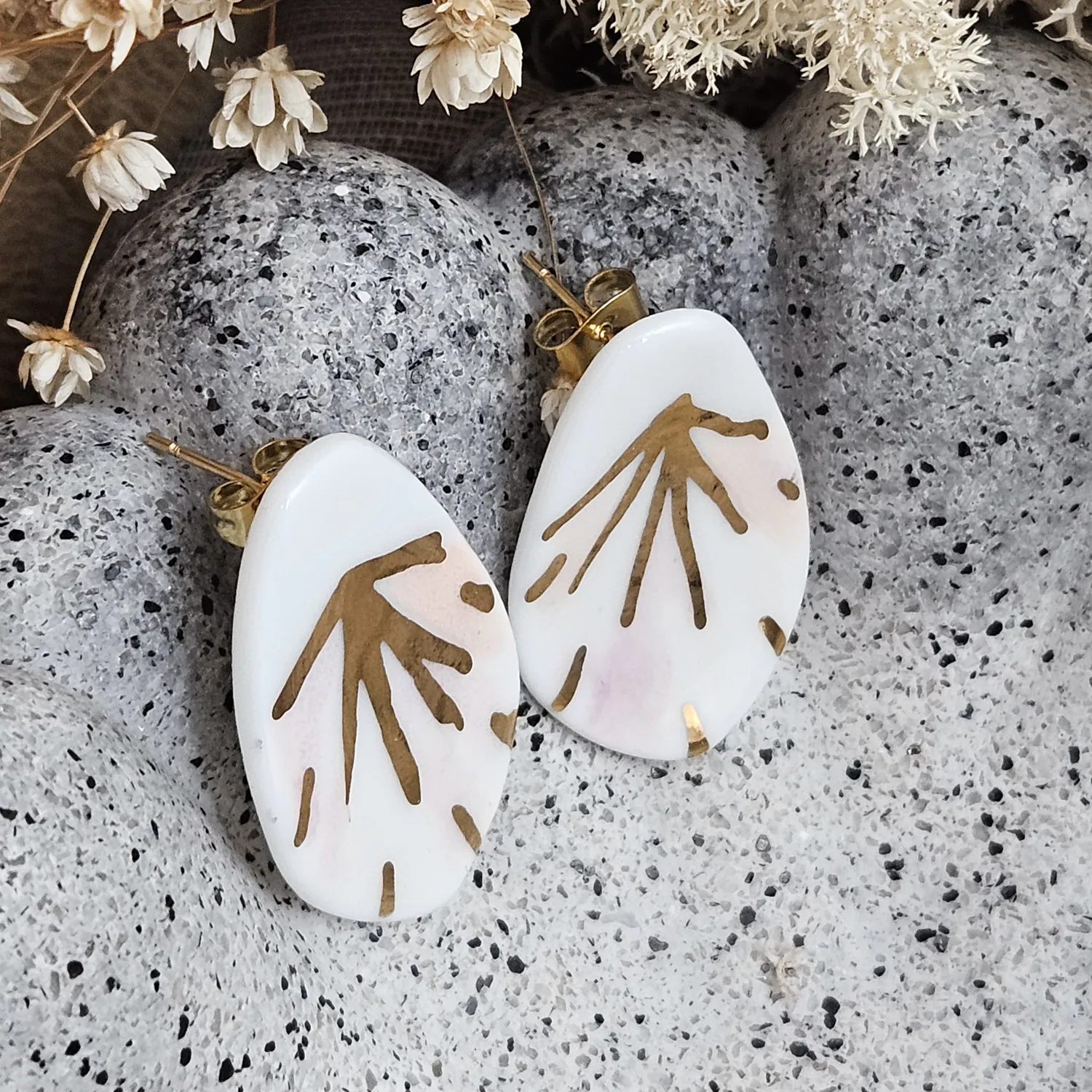 Rose pink fine ceramic porcelain hypoallergenic stud designer earrings for sensitive ears - hand-painted artisan geometric shell pattern with 22k gold plating - obrazek 3