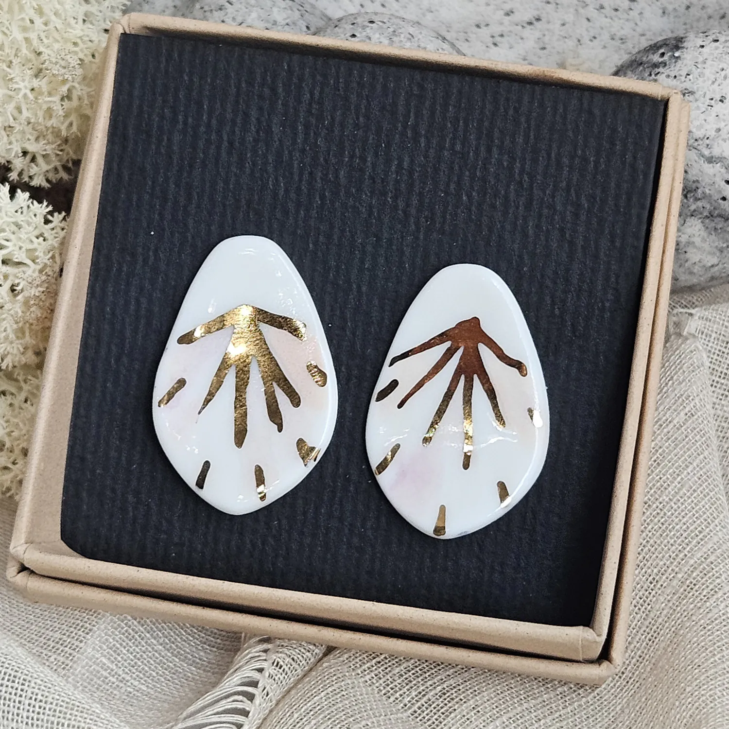 Rose pink fine ceramic porcelain hypoallergenic stud designer earrings for sensitive ears - hand-painted artisan geometric shell pattern with 22k gold plating - obrazek 5