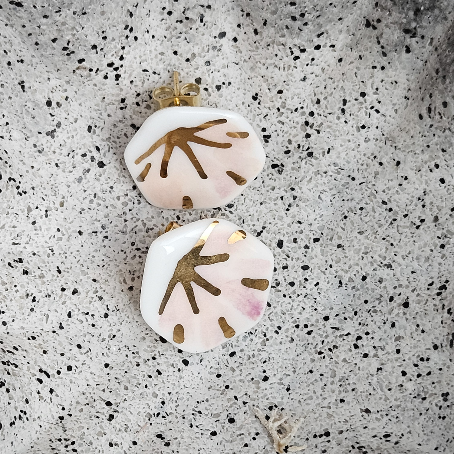 Rose pink fine ceramic porcelain hypoallergenic stud designer earrings for sensitive ears - hand-painted artisan geometric shell pattern with 22k gold plating - obrazek 2