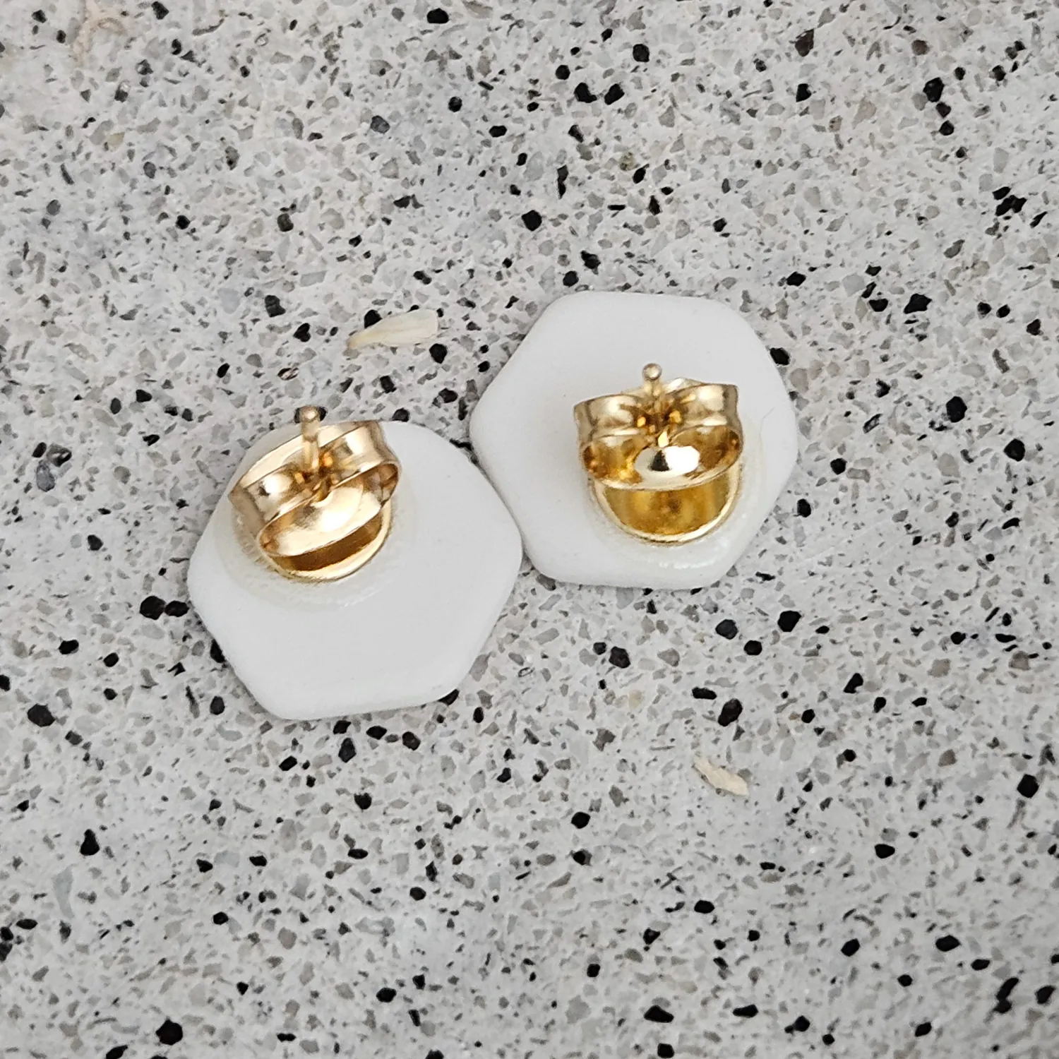 Rose pink fine ceramic porcelain hypoallergenic stud designer earrings for sensitive ears - hand-painted artisan geometric shell pattern with 22k gold plating - obrazek 3