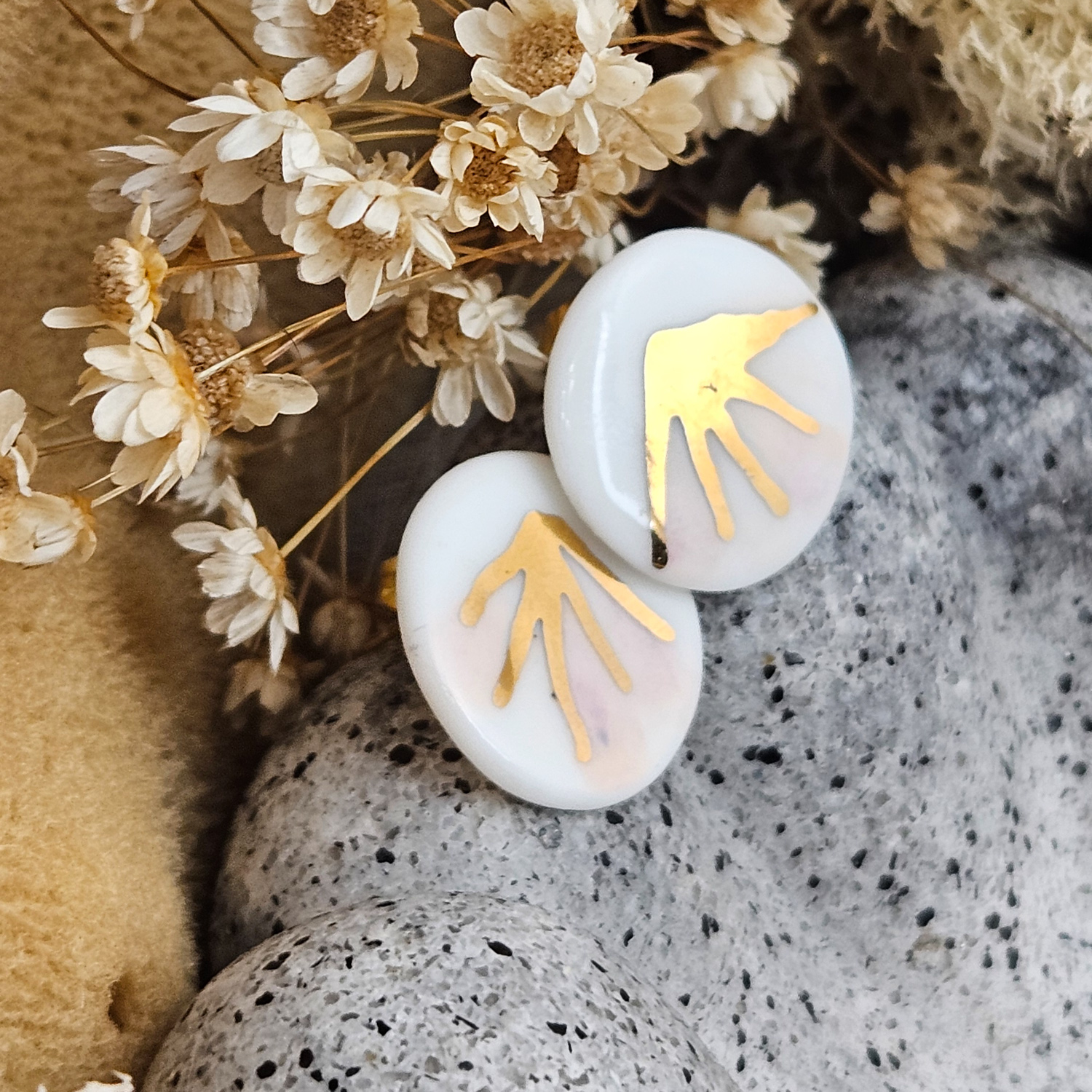 Rose pink fine ceramic porcelain hypoallergenic stud designer earrings for sensitive ears - hand-painted artisan geometric shell pattern with 22k gold plating - obrazek 2