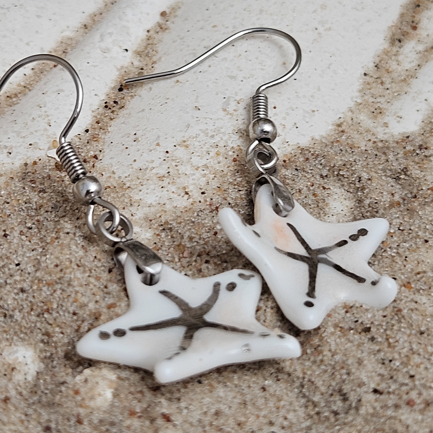 Rose pink fine ceramic porcelain dangle designer earrings - hand-painted artisan starfish with silver accents (white gold) - obrazek 4