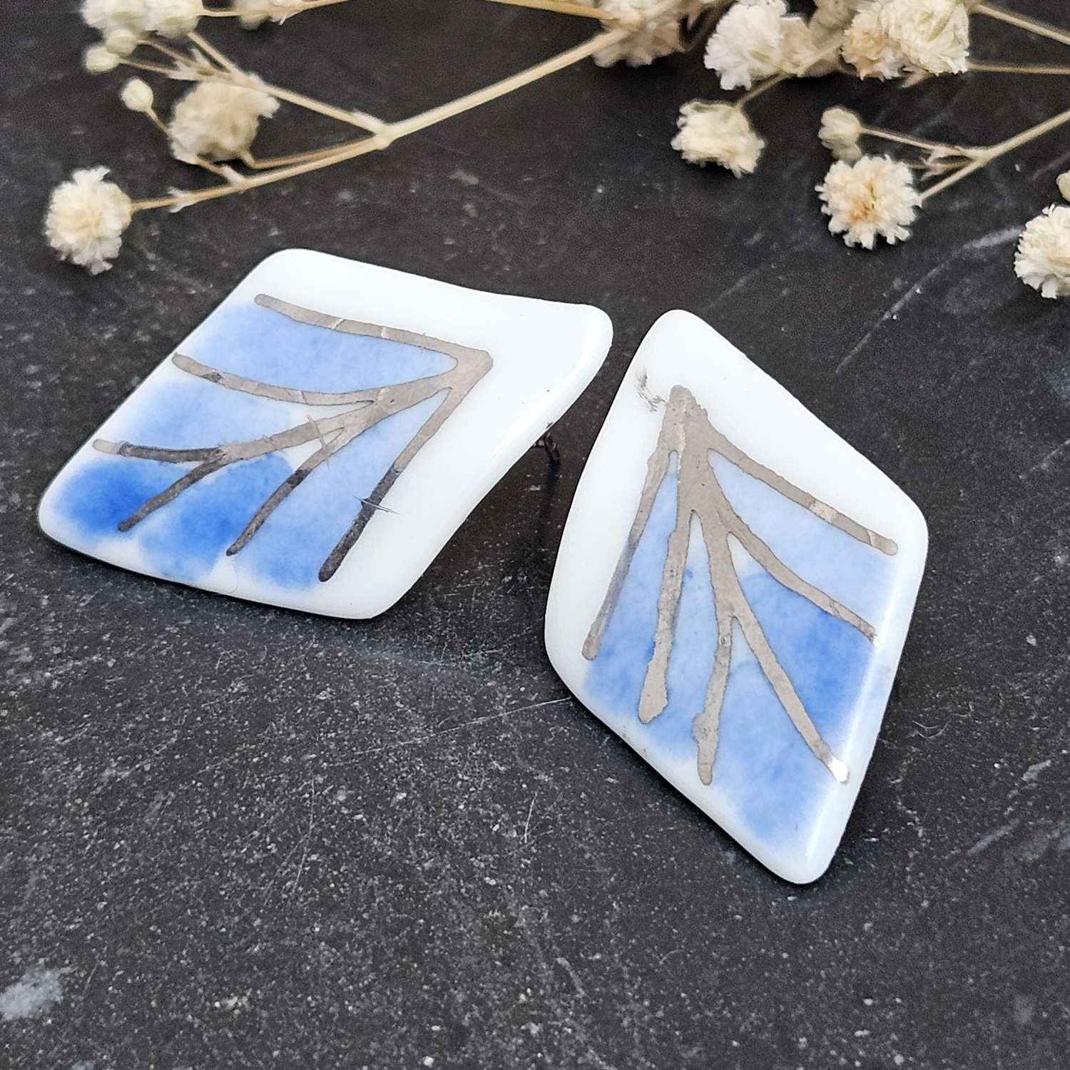 Blue hand-painted artisan fine ceramic porcelain hypoallergenic stud designer earrings for sensitive ears with silver accents (white gold) - obrazek 2