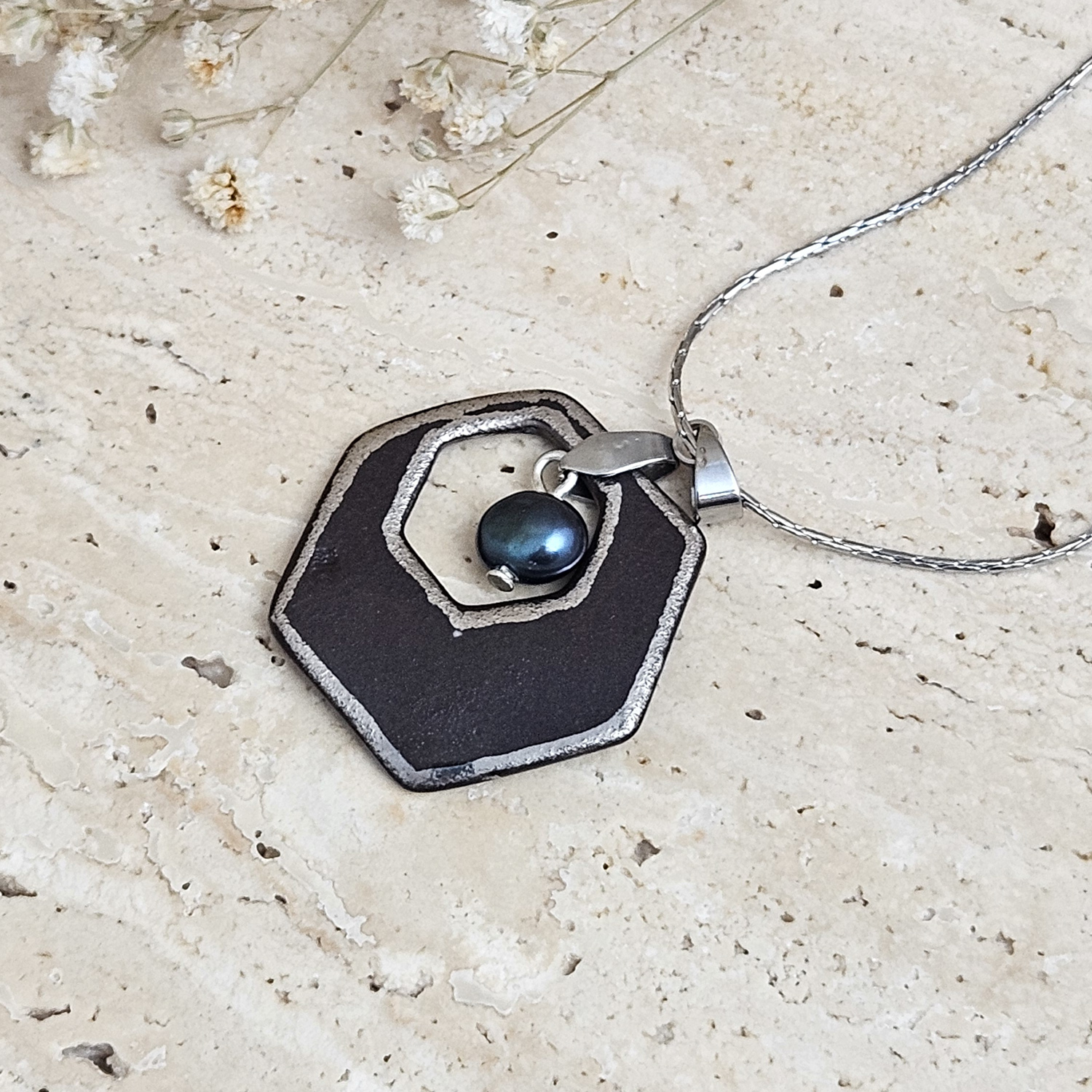 Two-sided black fine ceramic porcelain designer necklace with silver accents (white gold) and pearl - obrazek 2