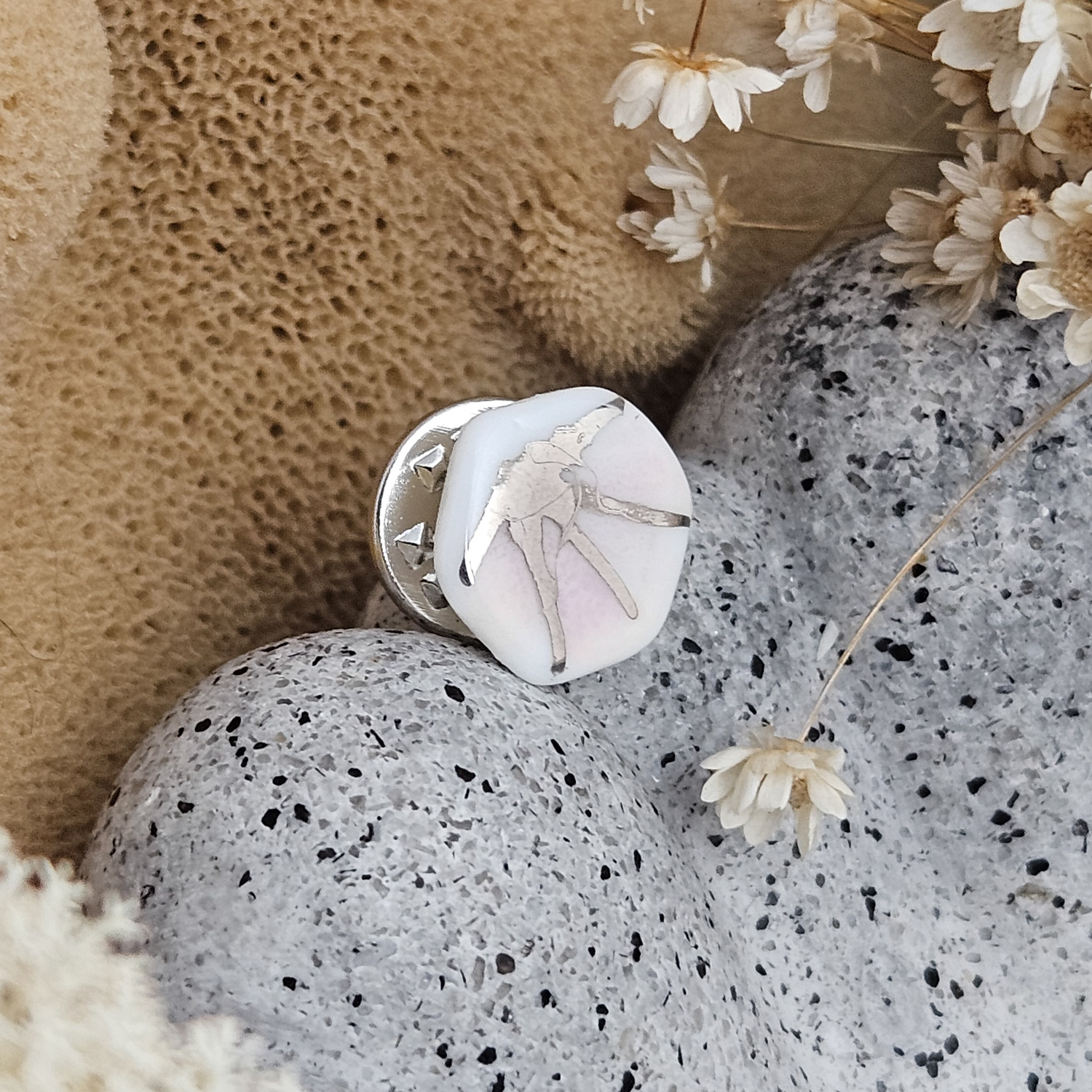 Rose pink fine ceramic porcelain pin - hand-painted artisan geometric shell pattern with silver accents (white gold) - obrazek 2