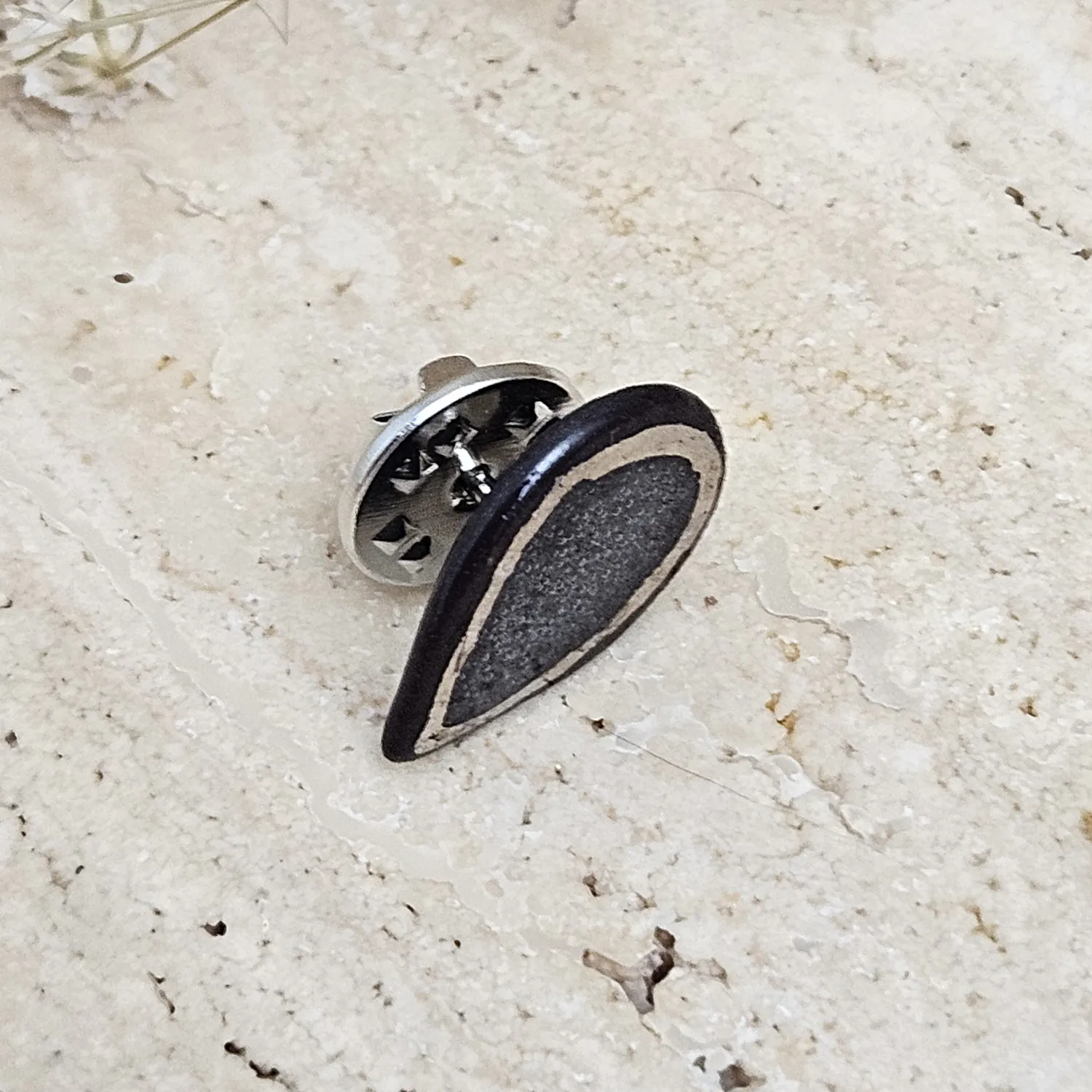 Black fine ceramic porcelain pin with silver accents (white gold) - Image 2