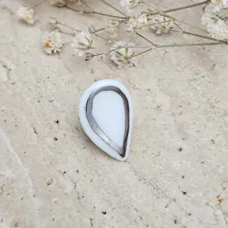 Fine ceramic fine ceramic porcelain pin with silver accents (white gold)