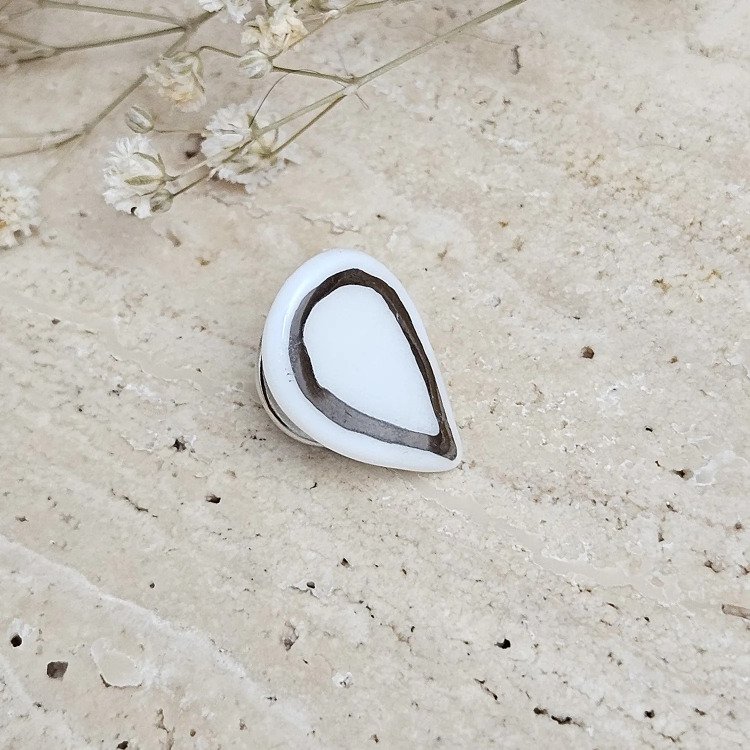 Fine ceramic fine ceramic porcelain pin with silver accents (white gold) - Image 2