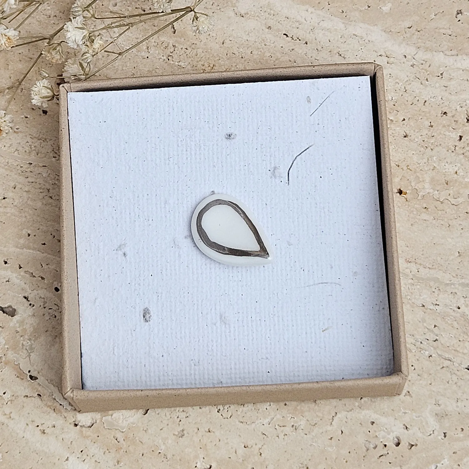 Fine ceramic fine ceramic porcelain pin with silver accents (white gold) - Image 4