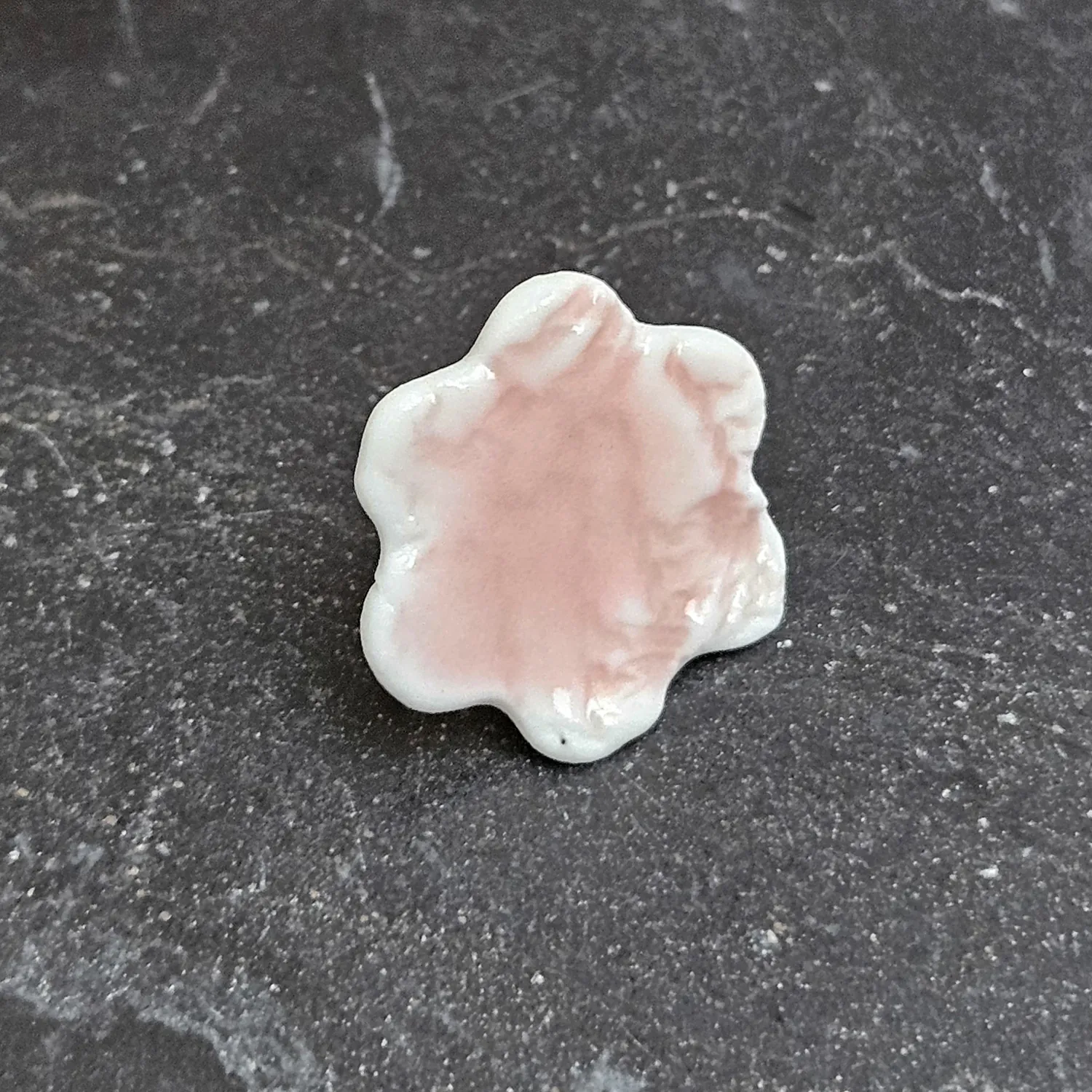 Rose pink fine ceramic porcelain pin - embossed crocheted pattern - Image 2