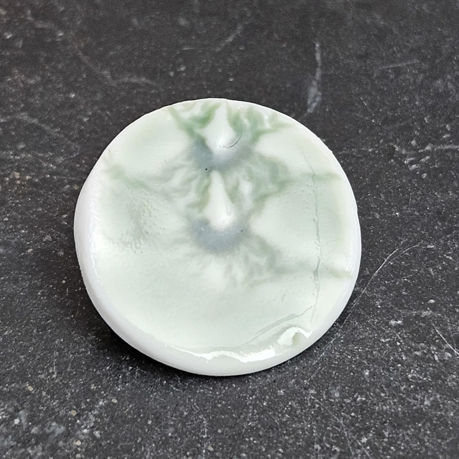 Green ceramic brooch pin - embossed crocheted pattern - Image 2