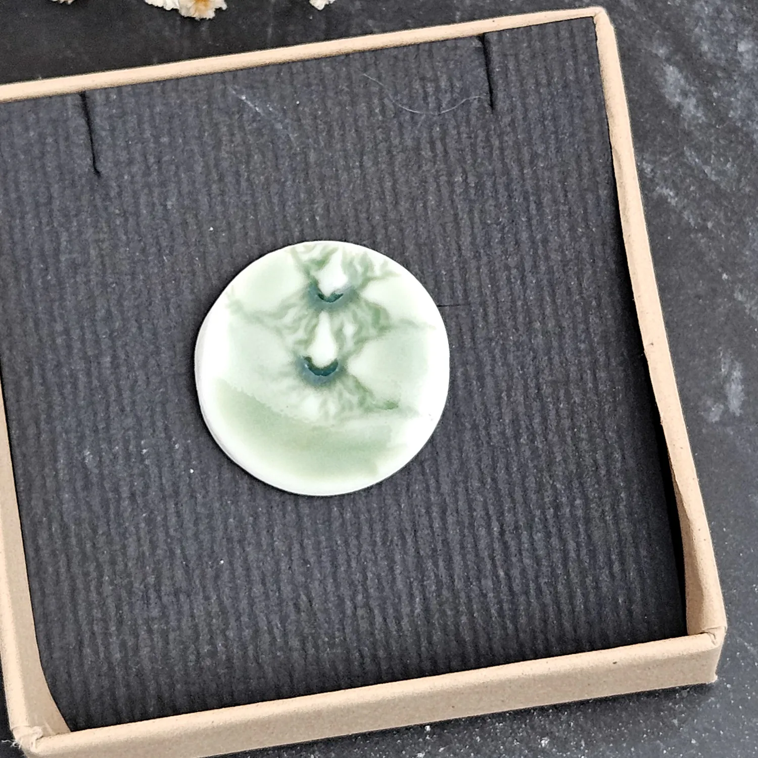 Green ceramic brooch pin - embossed crocheted pattern - Image 4