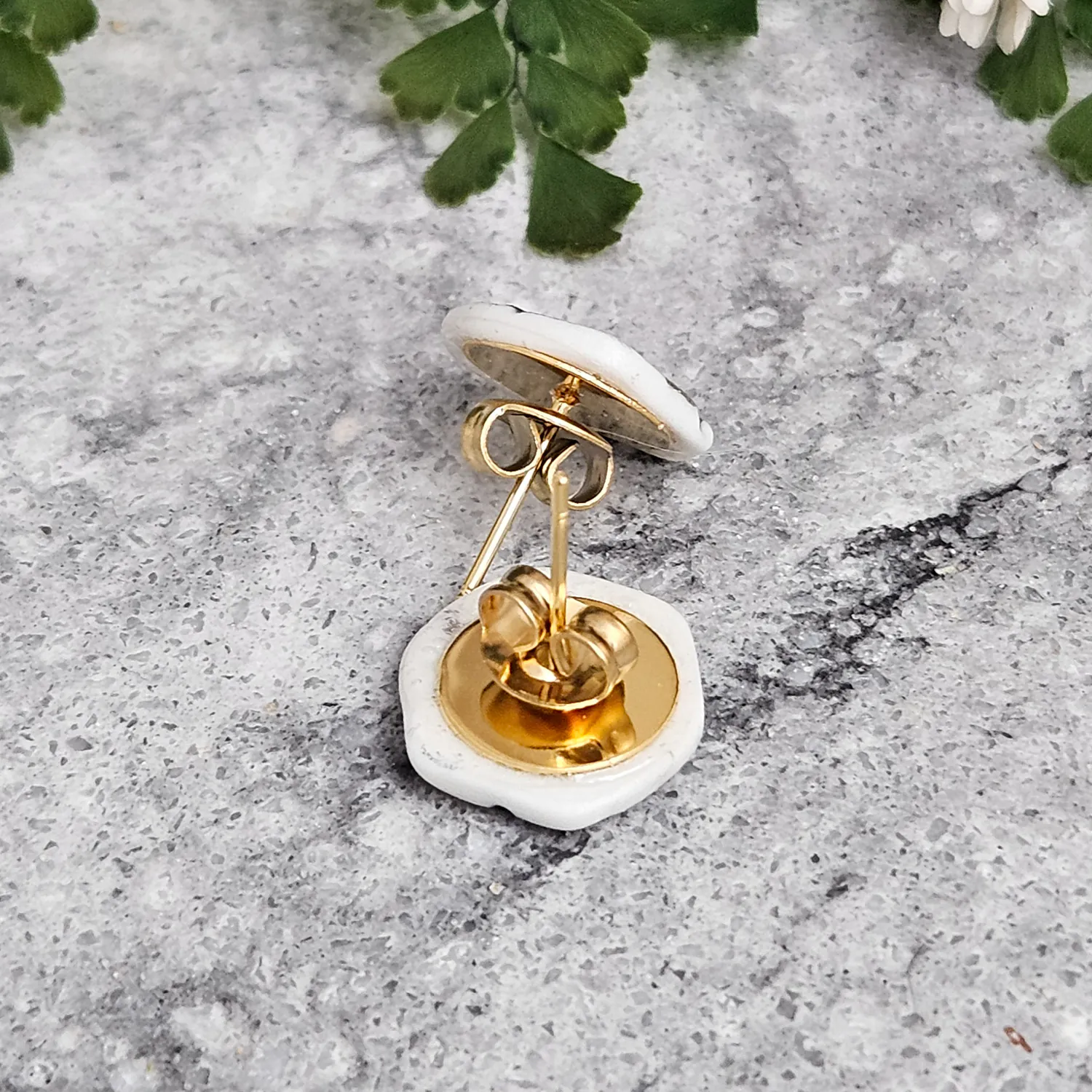Emerald green fine ceramic porcelain hypoallergenic stud designer earrings for sensitive ears with 22k gold plating - embossed plant - Image 3