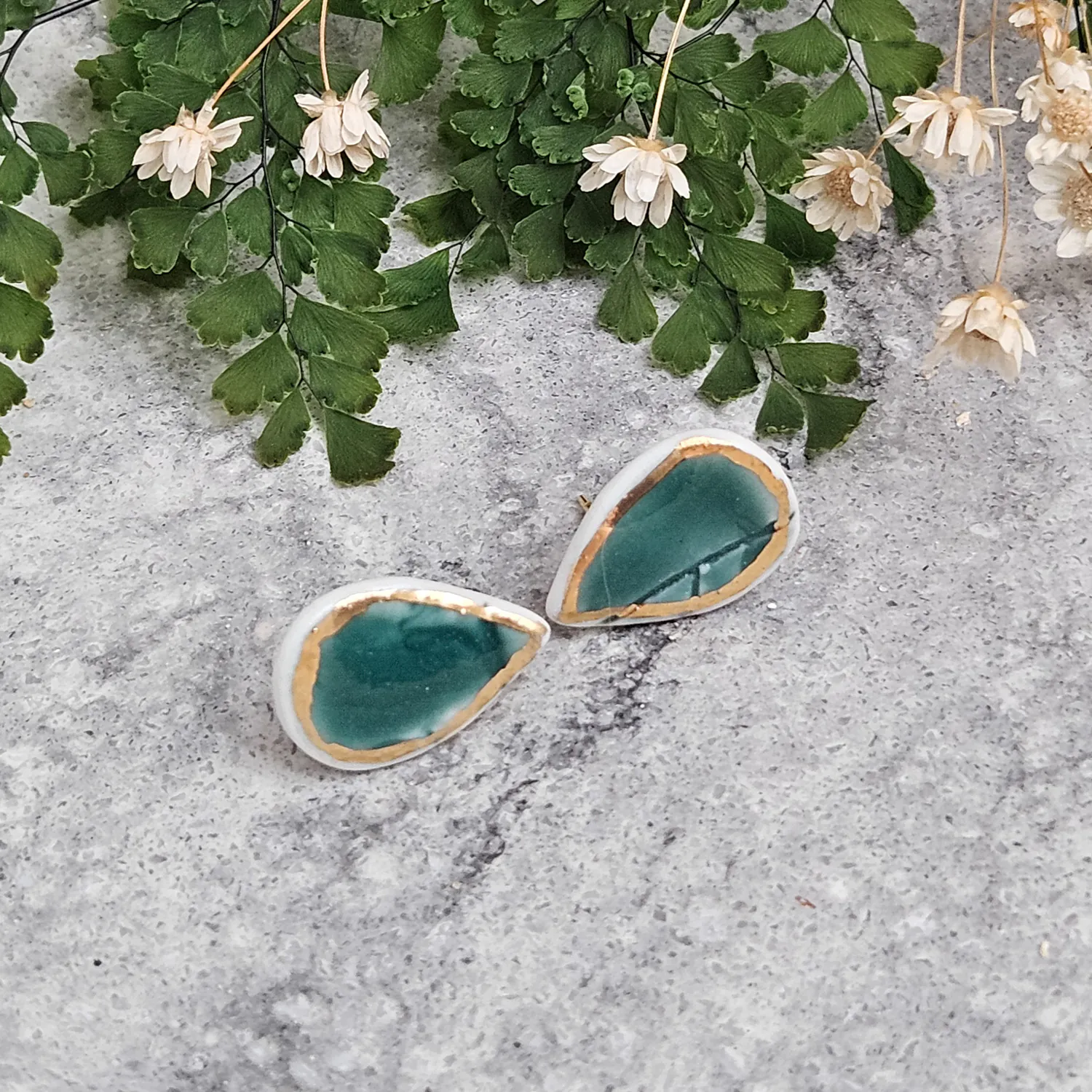 Emerald green fine ceramic porcelain hypoallergenic stud designer earrings for sensitive ears with 22k gold plating - embossed plant - Image 2