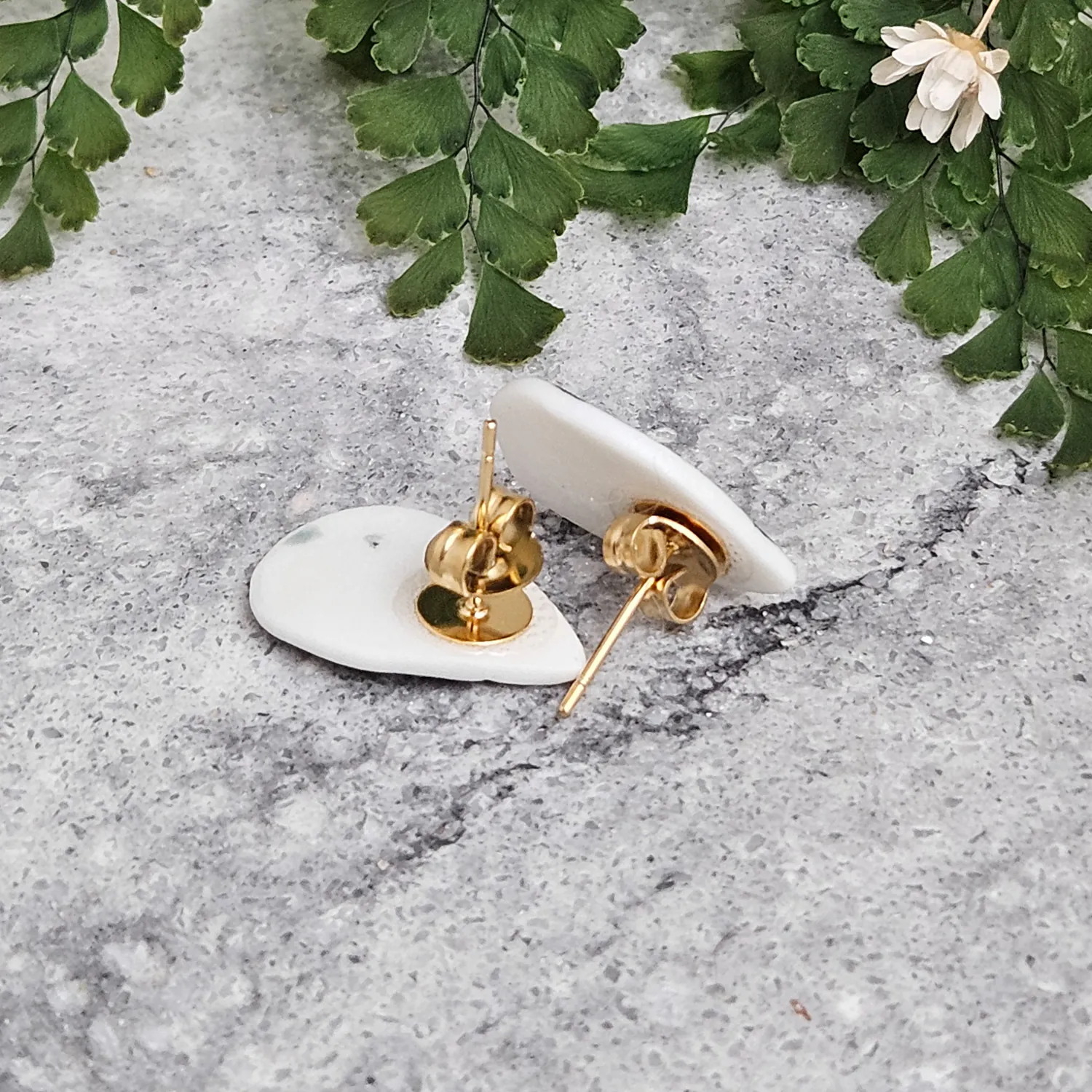 Emerald green fine ceramic porcelain hypoallergenic stud designer earrings for sensitive ears with 22k gold plating - embossed plant - Image 3