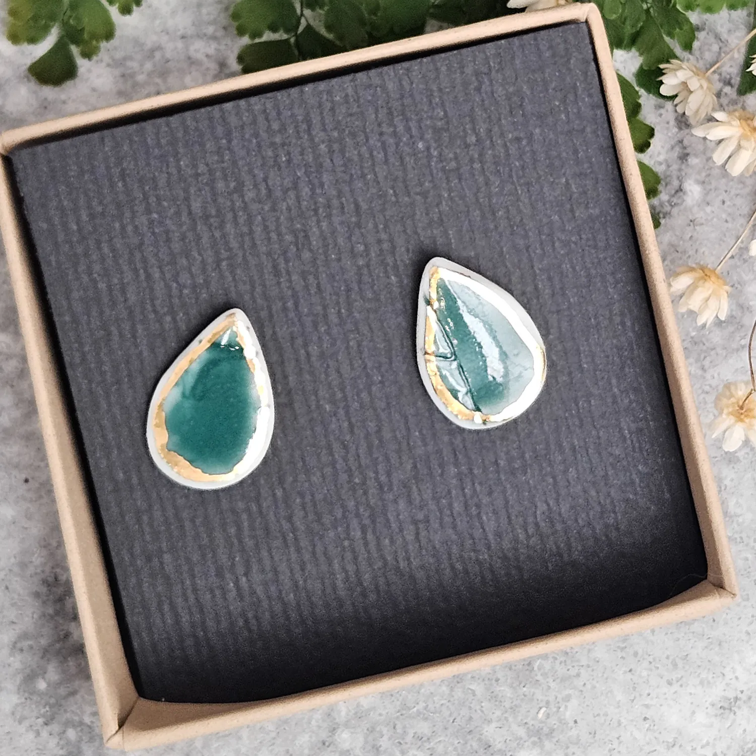 Emerald green fine ceramic porcelain hypoallergenic stud designer earrings for sensitive ears with 22k gold plating - embossed plant - Image 4