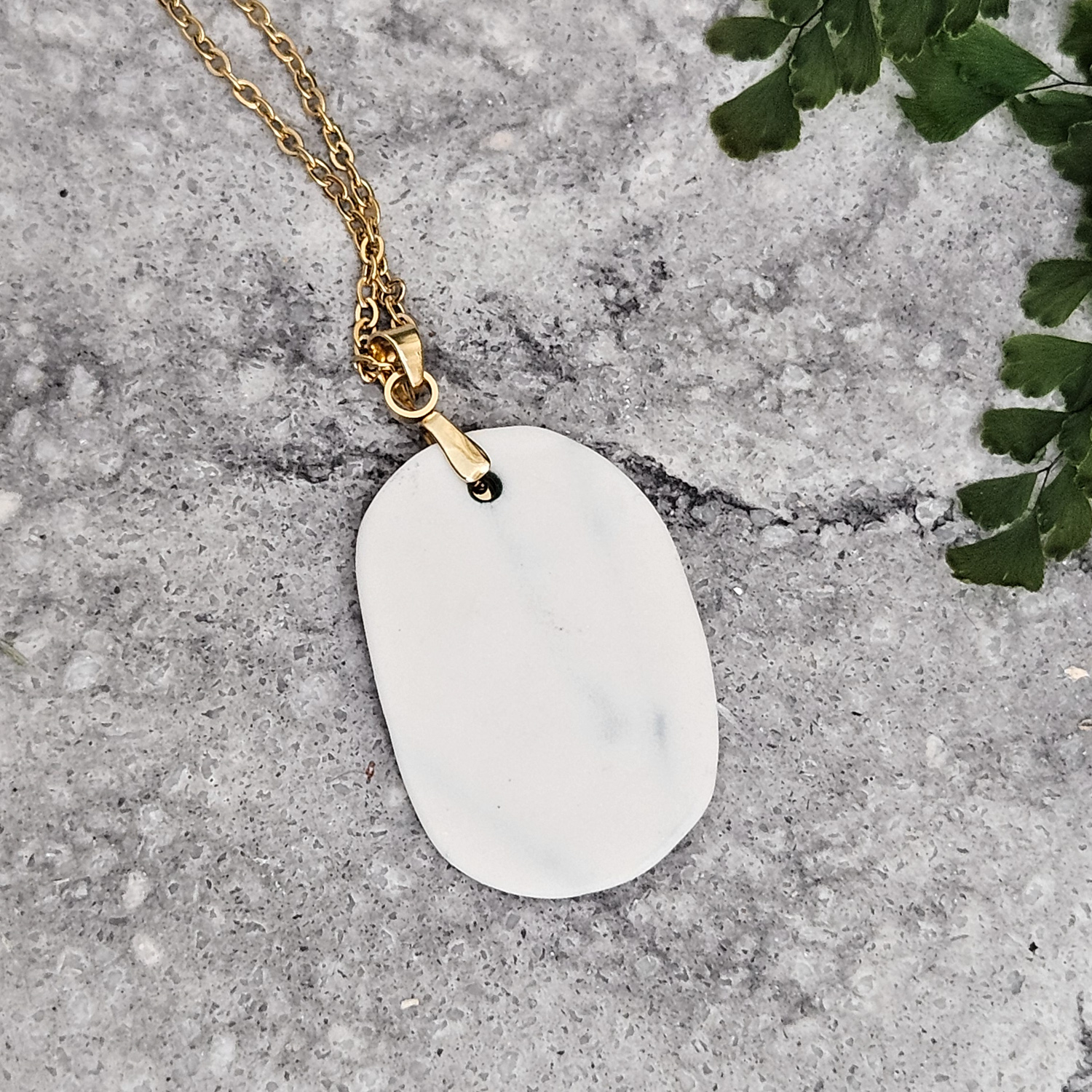 Emerald green fine ceramic porcelain designer necklace - embossed plant with 22k gold plating and moon pendant - obrazek 3