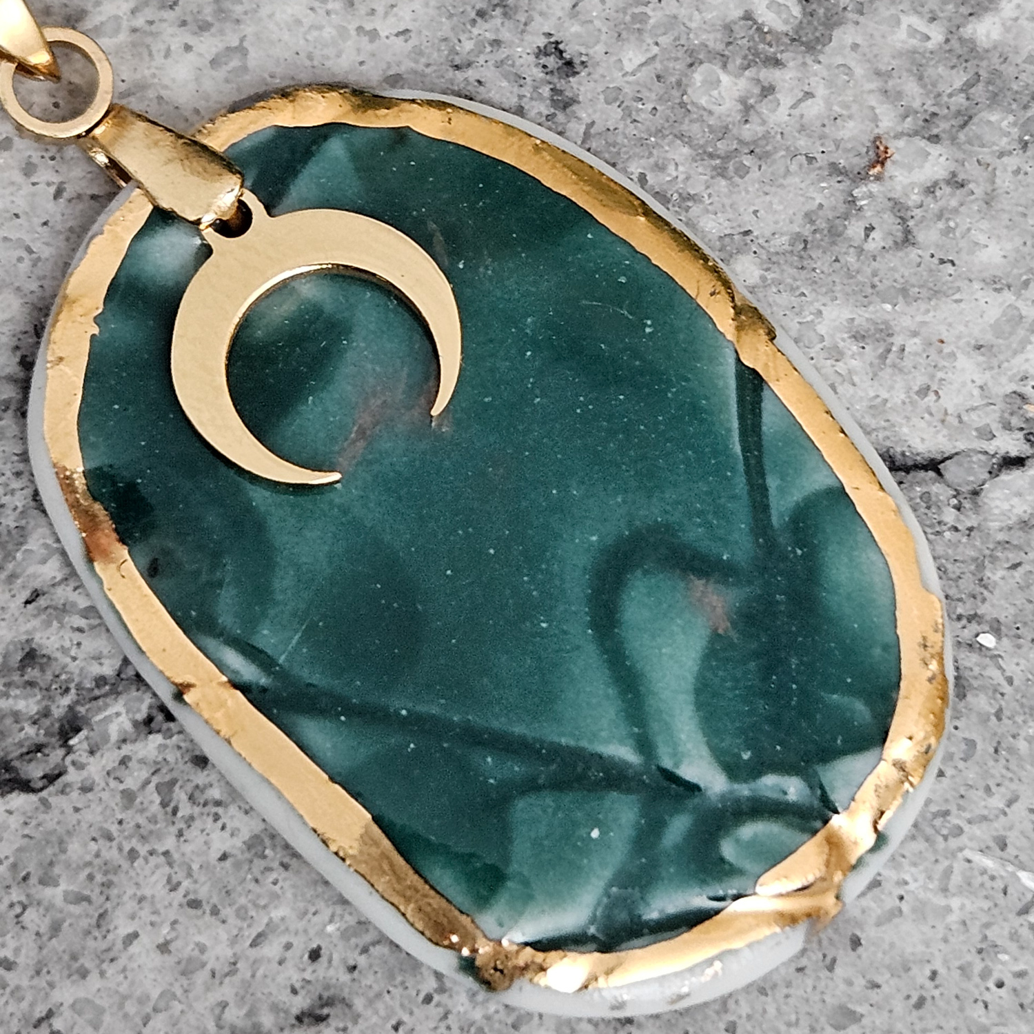 Emerald green fine ceramic porcelain designer necklace - embossed plant with 22k gold plating and moon pendant - obrazek 2