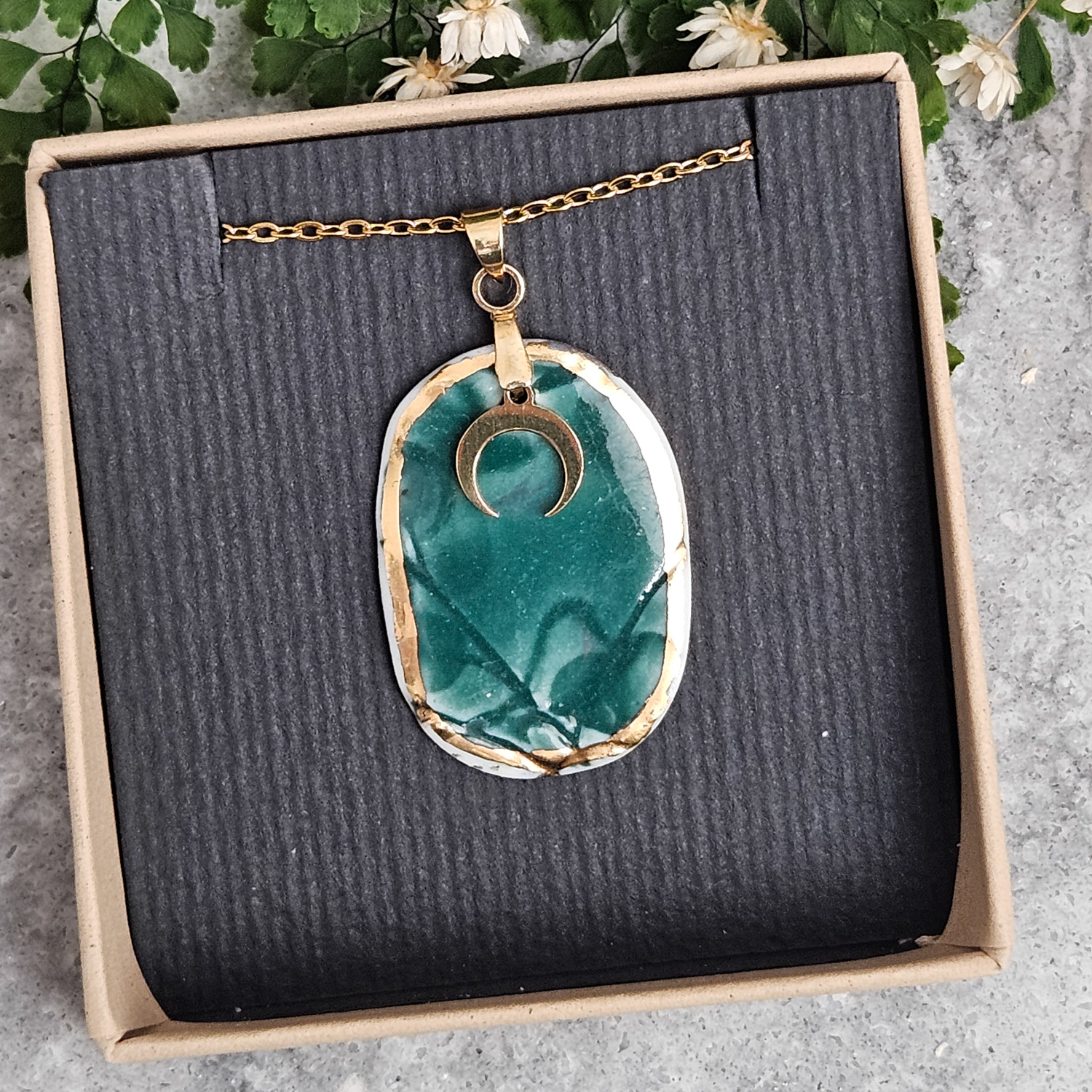 Emerald green fine ceramic porcelain designer necklace - embossed plant with 22k gold plating and moon pendant - obrazek 4