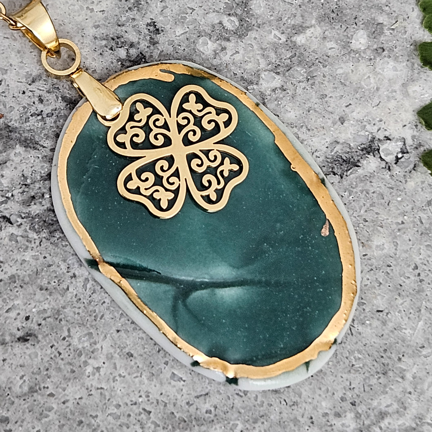 Emerald green fine ceramic porcelain designer necklace - embossed plant with 22k gold plating and clover pendant - obrazek 2