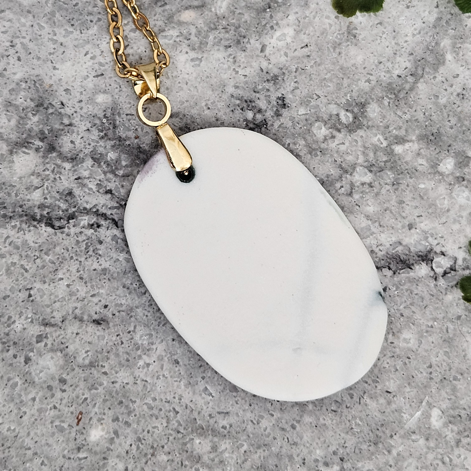 Emerald green fine ceramic porcelain designer necklace - embossed plant with 22k gold plating and clover pendant - obrazek 3