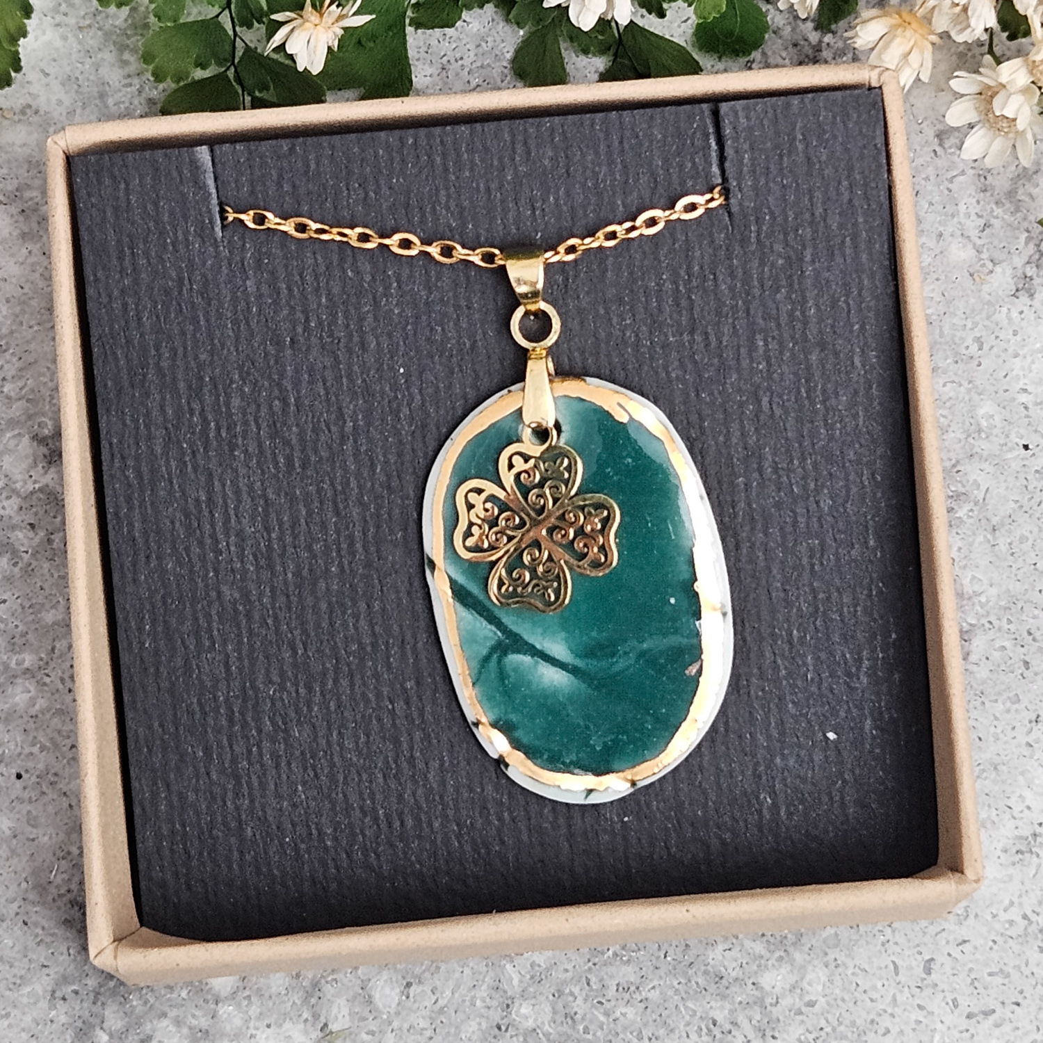 Emerald green fine ceramic porcelain designer necklace - embossed plant with 22k gold plating and clover pendant - obrazek 4