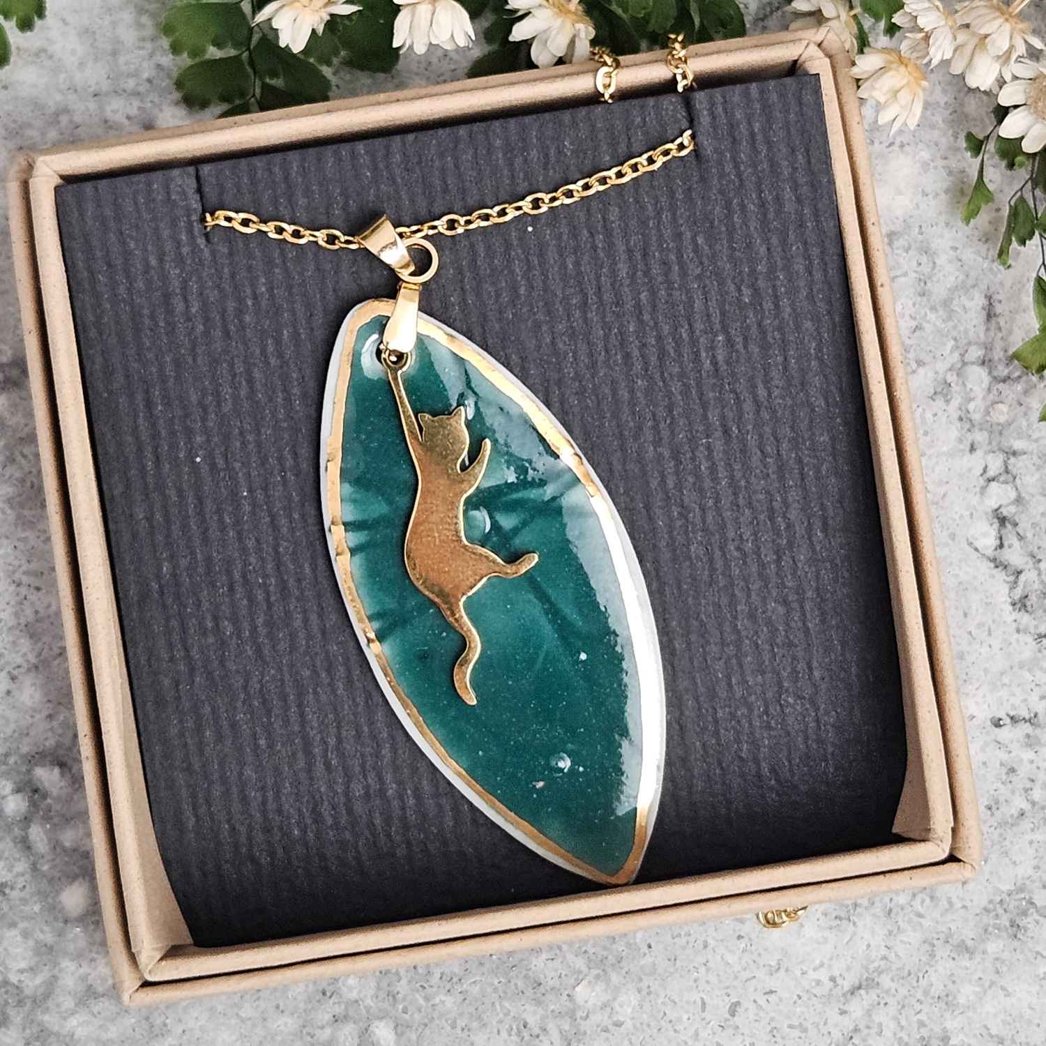 Emerald green fine ceramic porcelain designer necklace - embossed plant with 22k gold plating and cat pendant - obrazek 2
