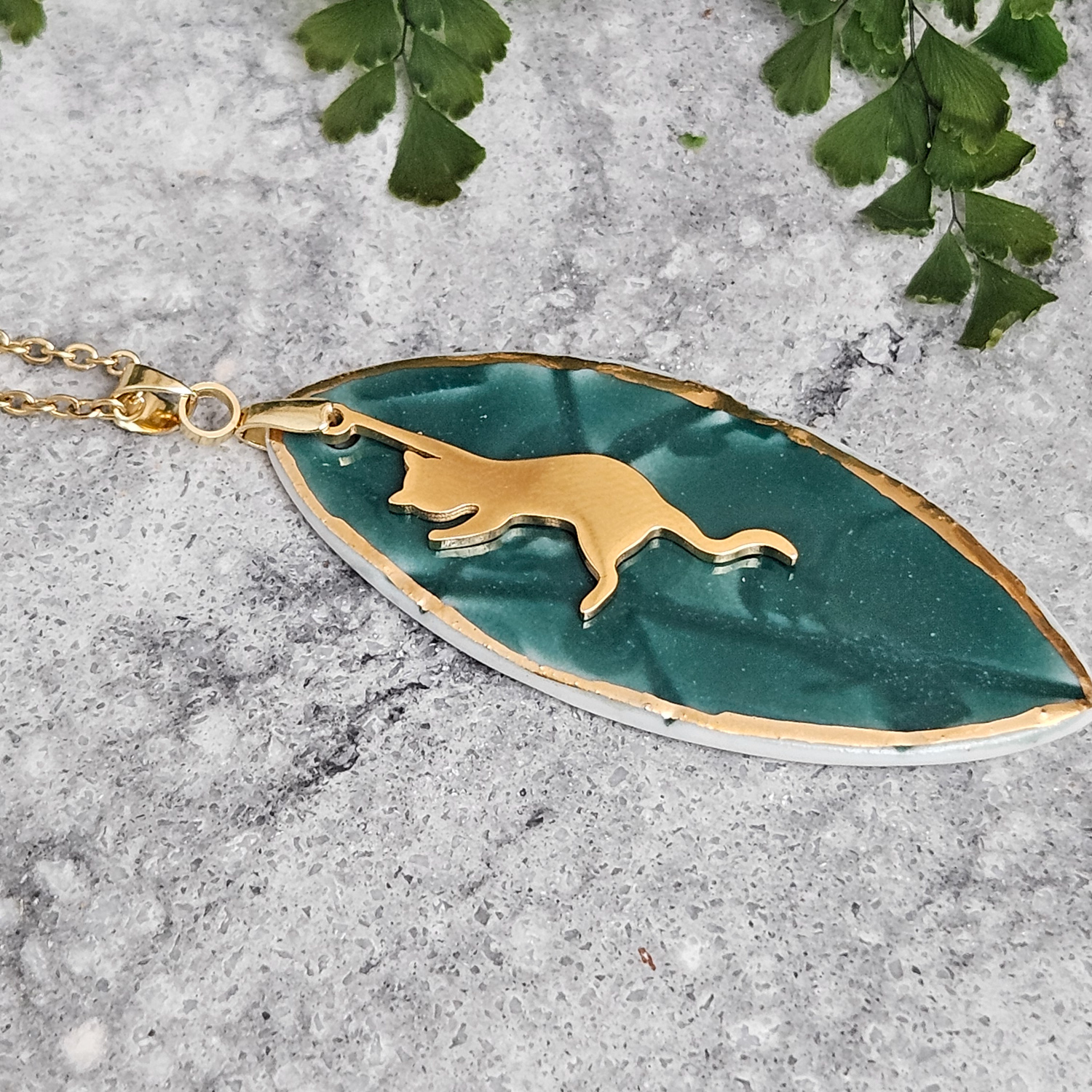 Emerald green fine ceramic porcelain designer necklace - embossed plant with 22k gold plating and cat pendant - obrazek 2