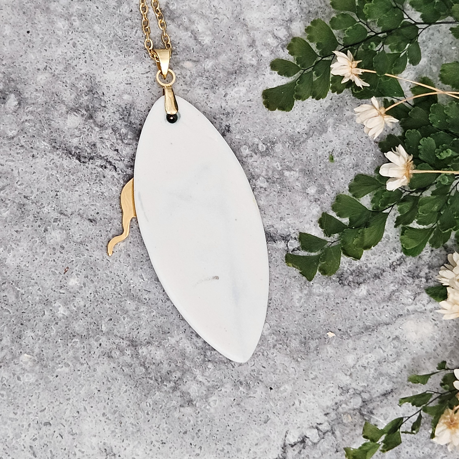 Emerald green fine ceramic porcelain designer necklace - embossed plant with 22k gold plating and cat pendant - obrazek 3